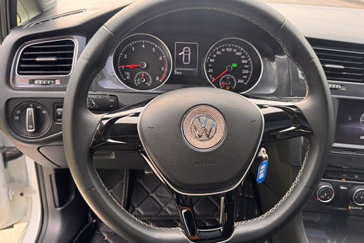 Used Volkswagen Golf 2017 1.6L Automatic Comfort Million-Vehicle Anniversary Edition
