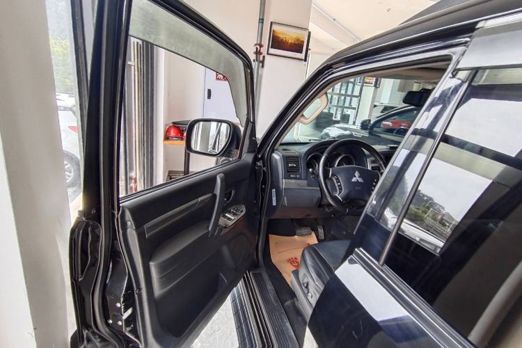 Used Mitsubishi Pajero 2015 3.0L Automatic Elite Plus Version China V Standard