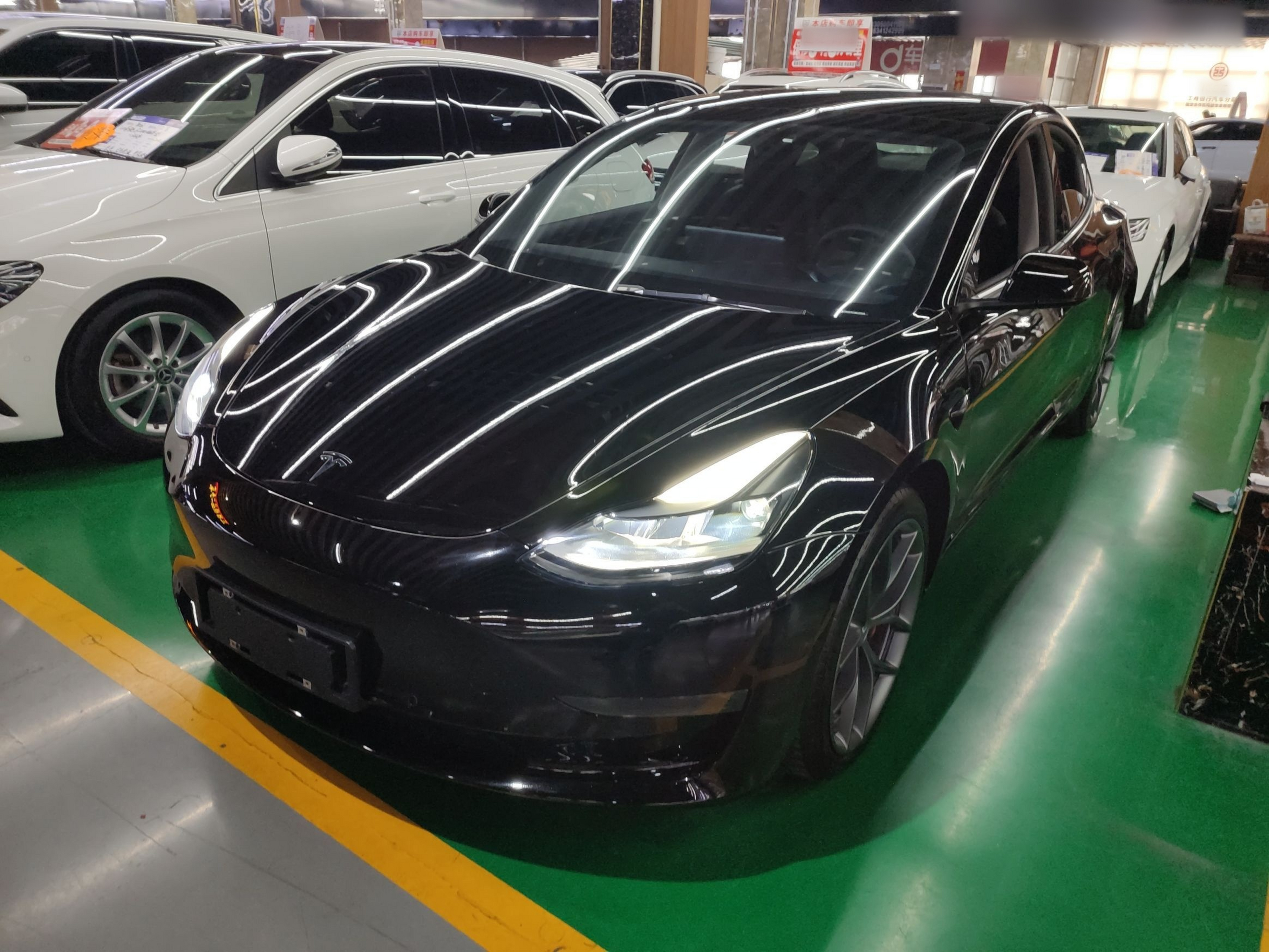 Под передней частью автомобиля