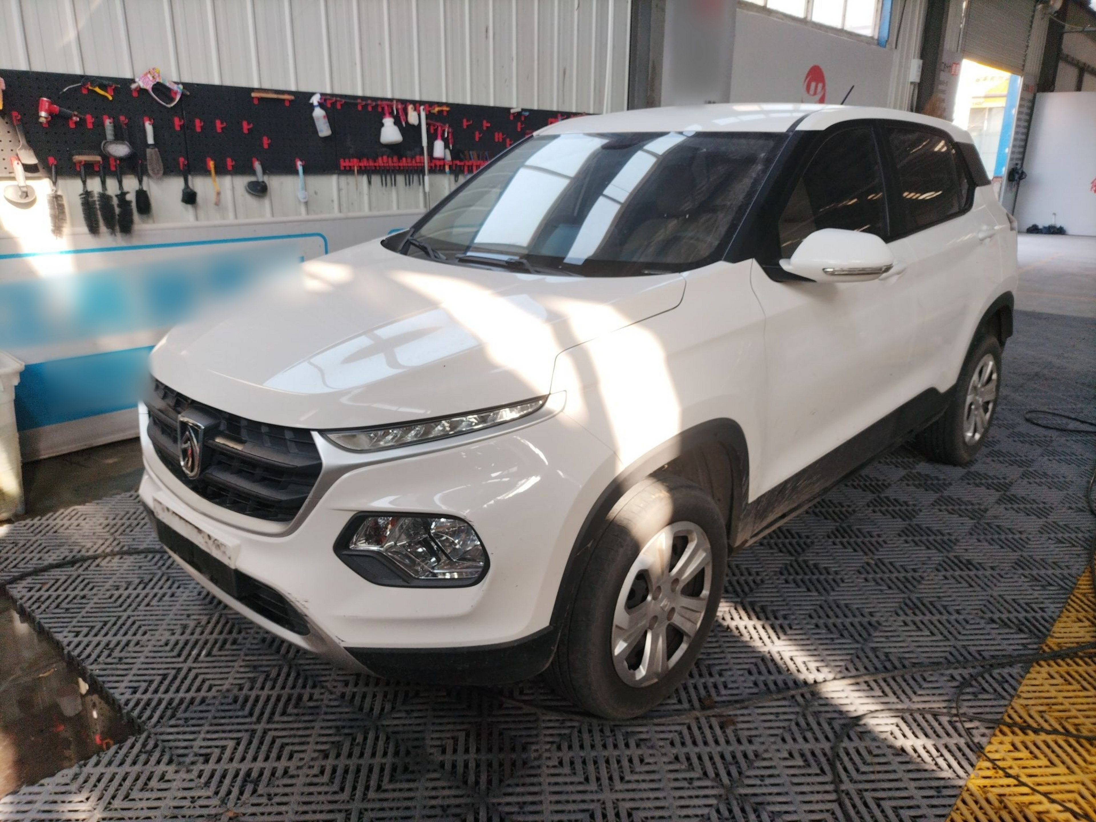 تحت مقدمة السيارة