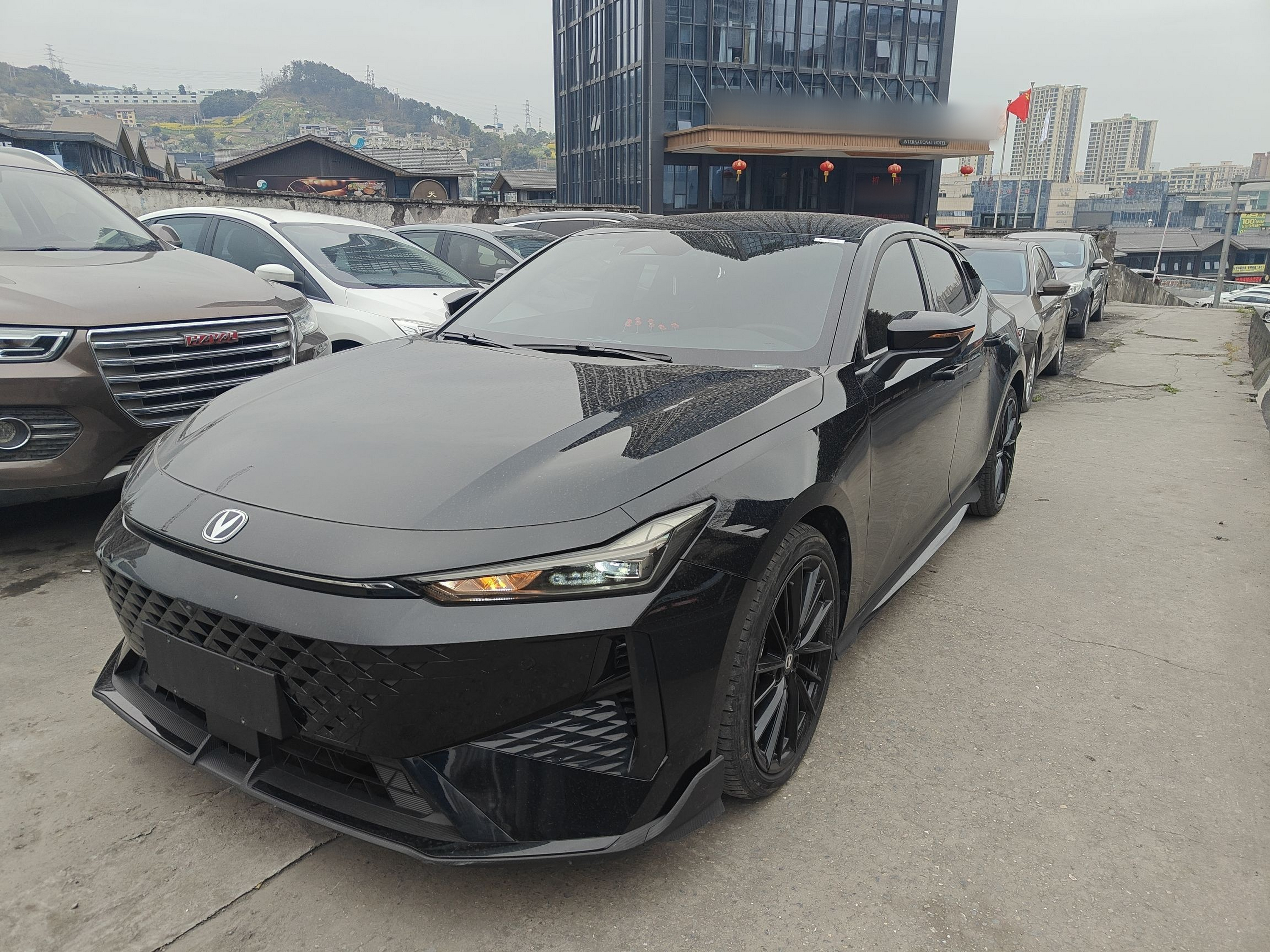 تحت مقدمة السيارة