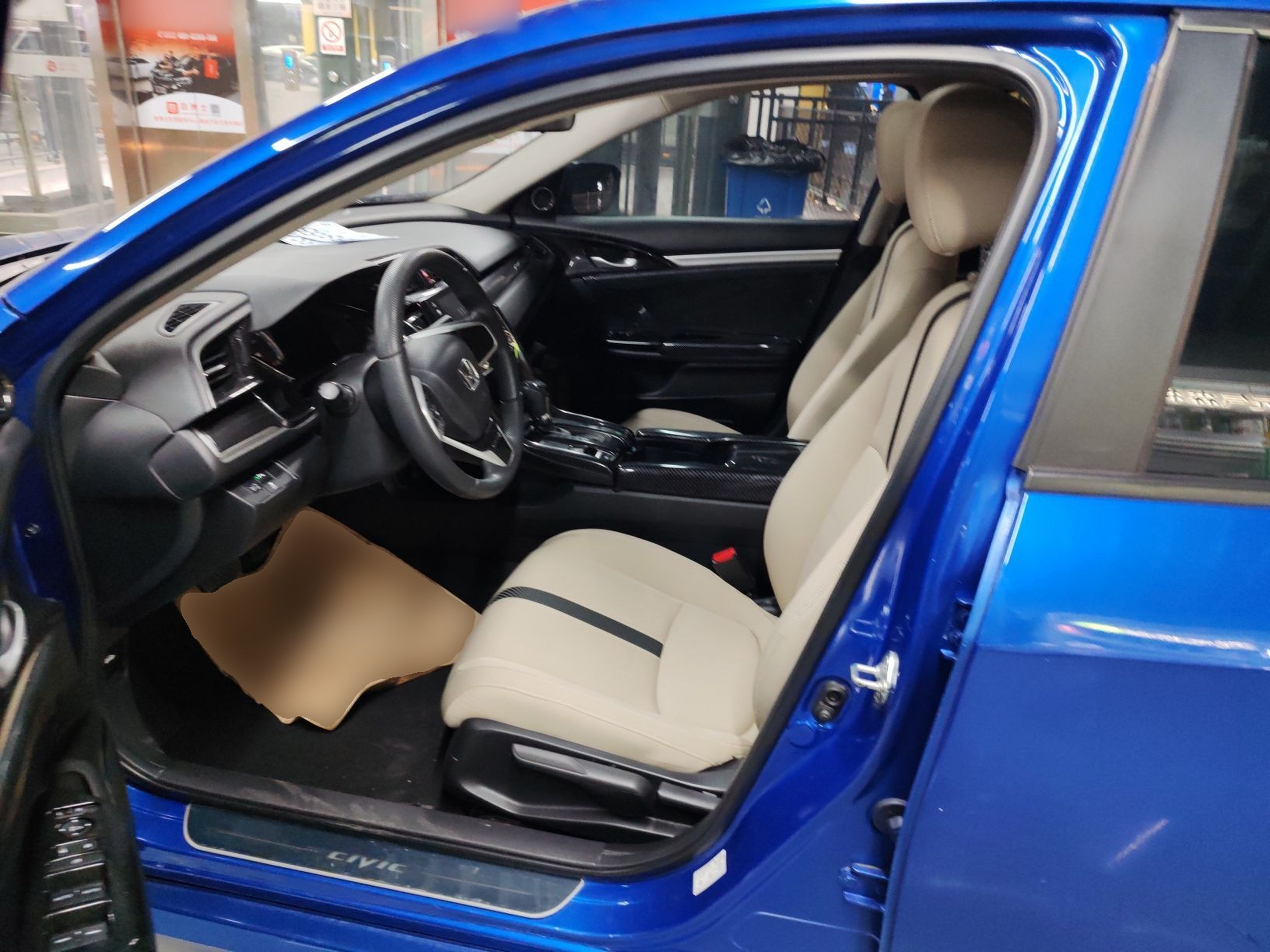 Переднее сиденье в автомобиле