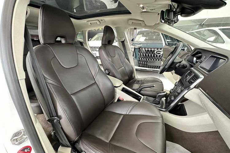 Used Volvo V40 2015 1.6T Zhiyi Edition