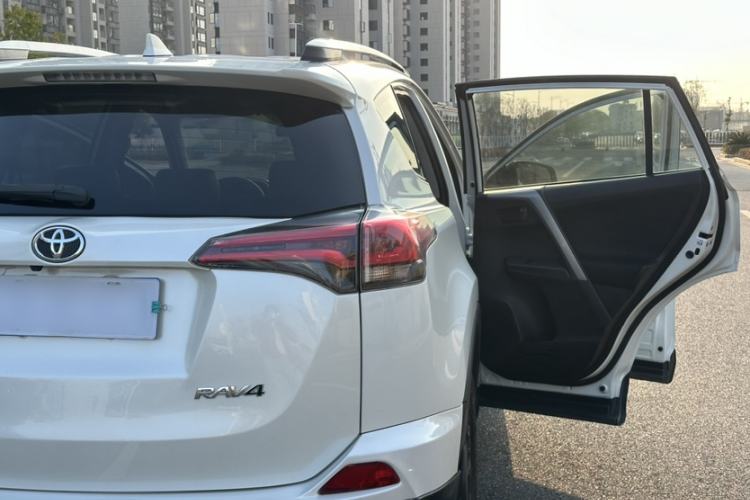 Used Toyota RAV4 2016 2.0L CVT Two-Wheel Drive Fashion Edition China V Standard
