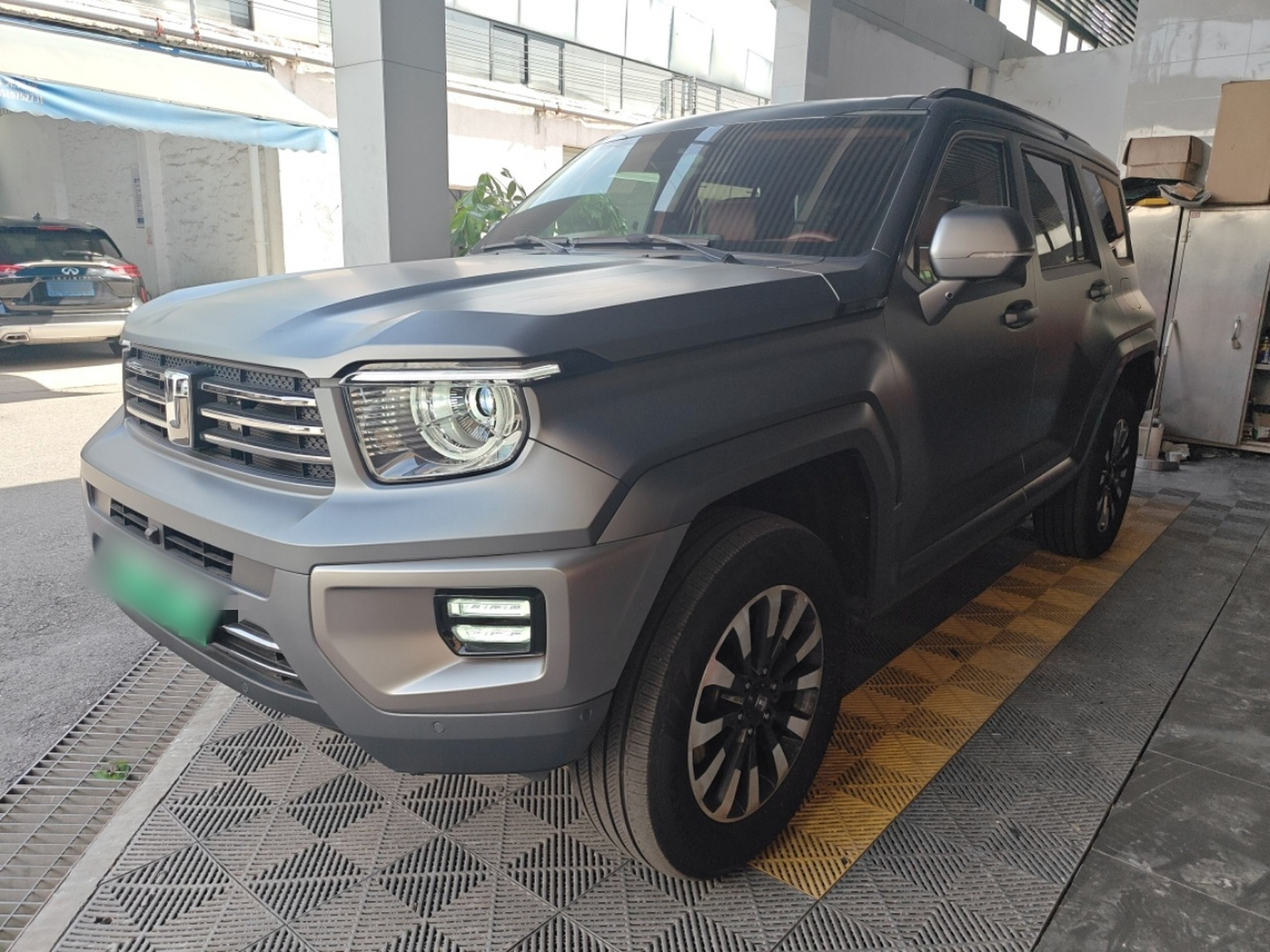 Под передней частью автомобиля