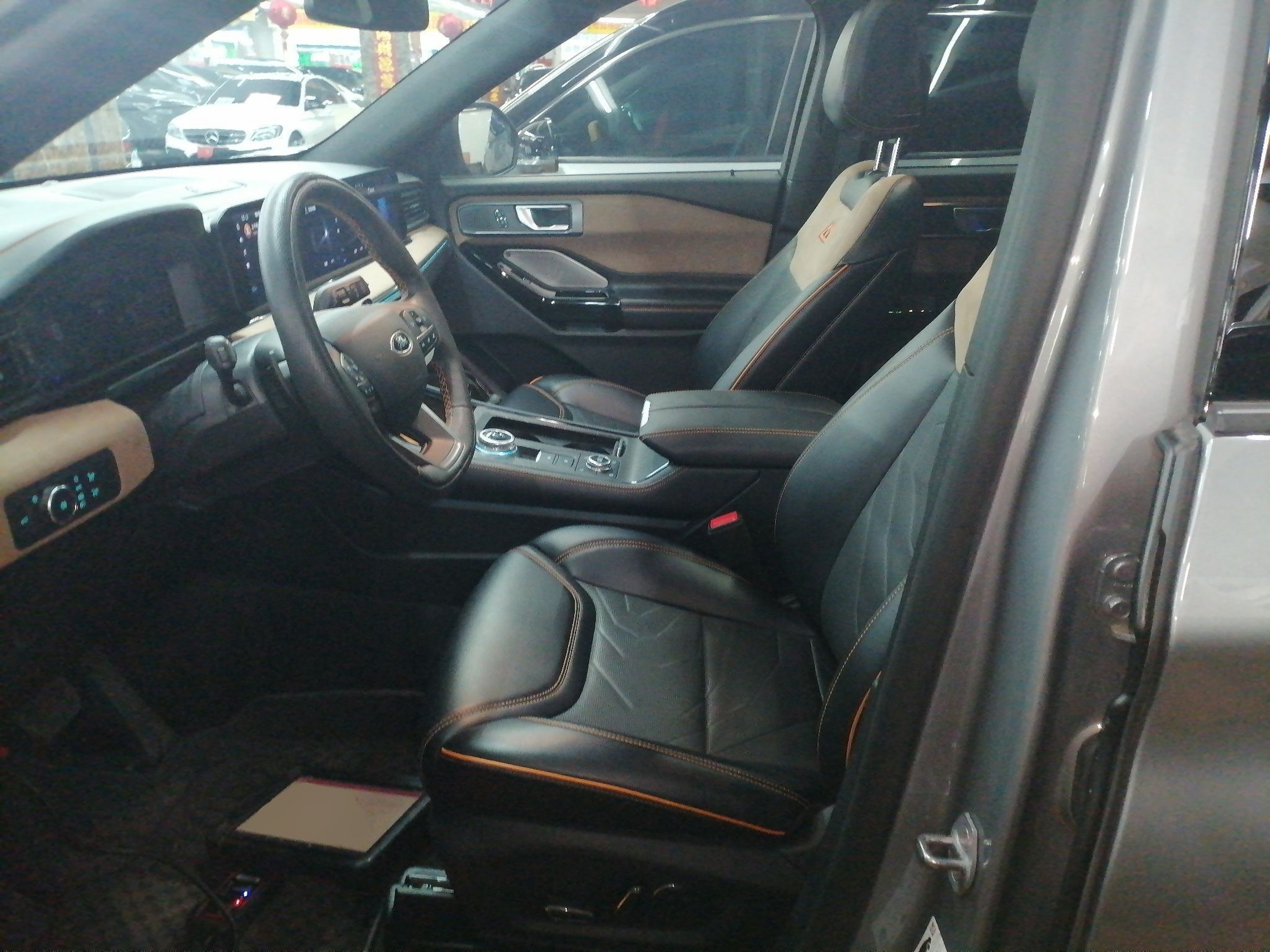 المقاعد الأمامية داخل السيارة