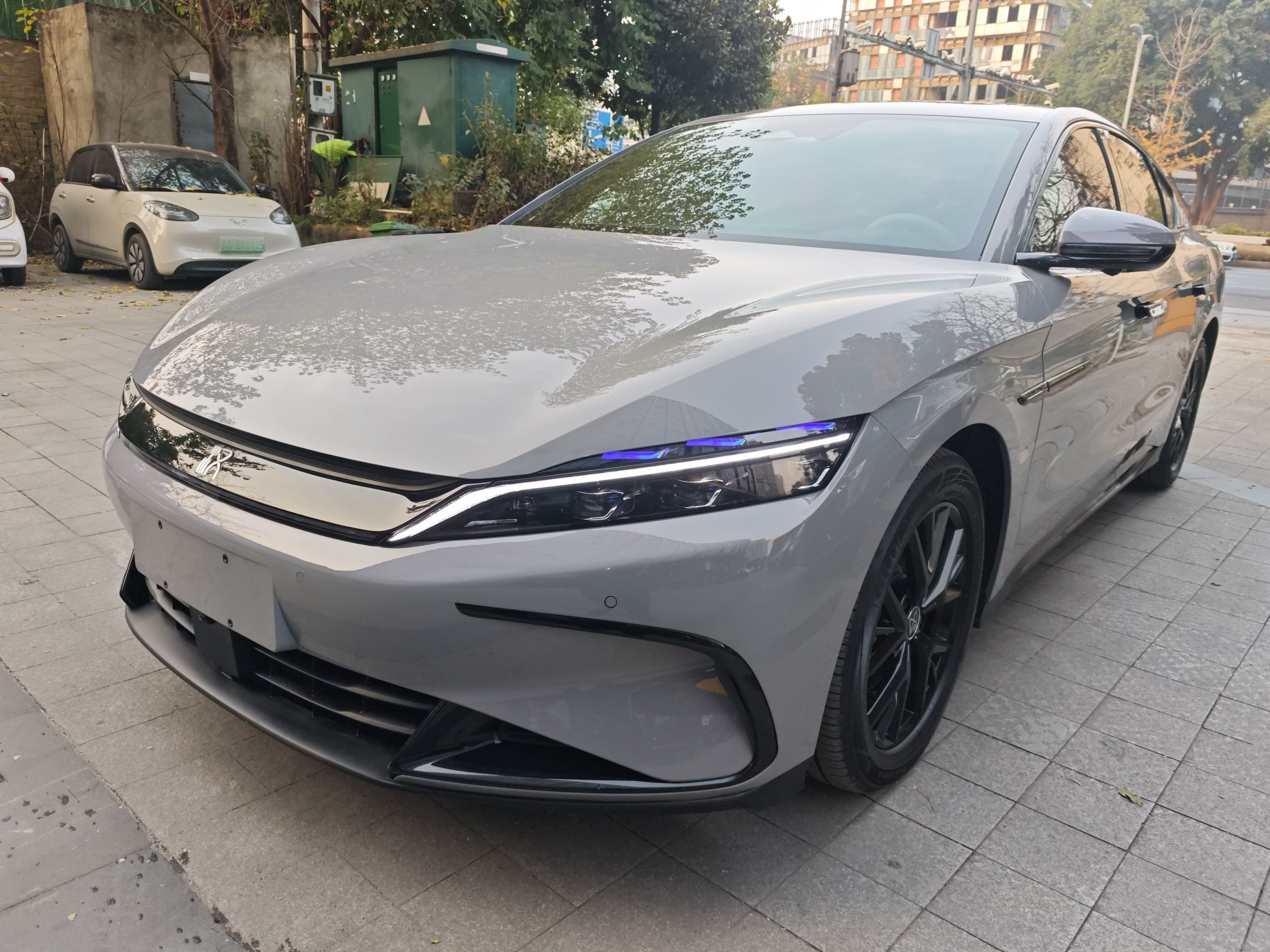 Под передней частью автомобиля