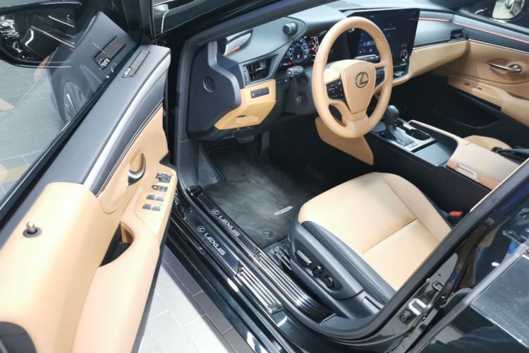 Used Lexus ES 2025 300h Deluxe Edition
