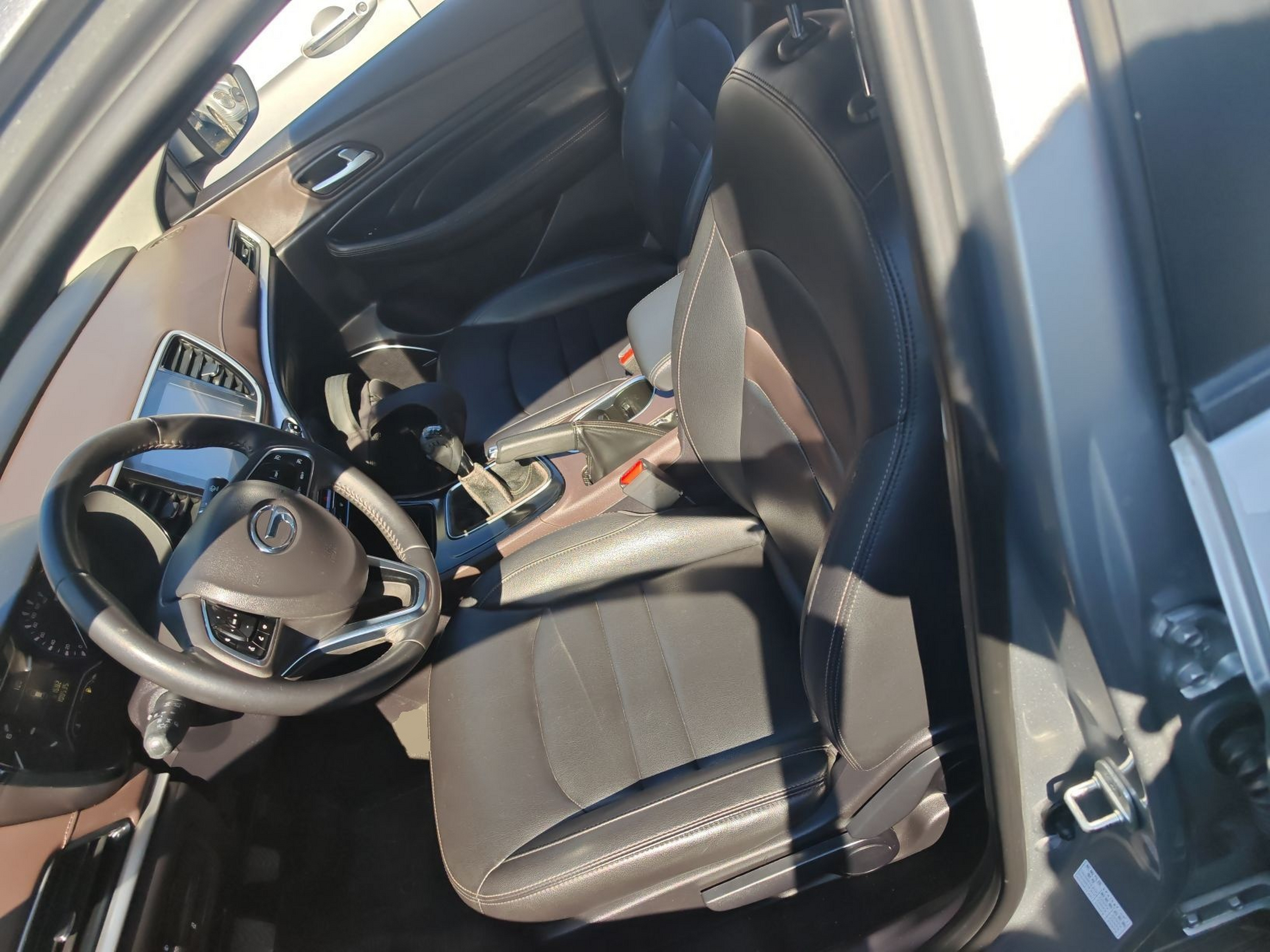 Переднее сиденье в автомобиле