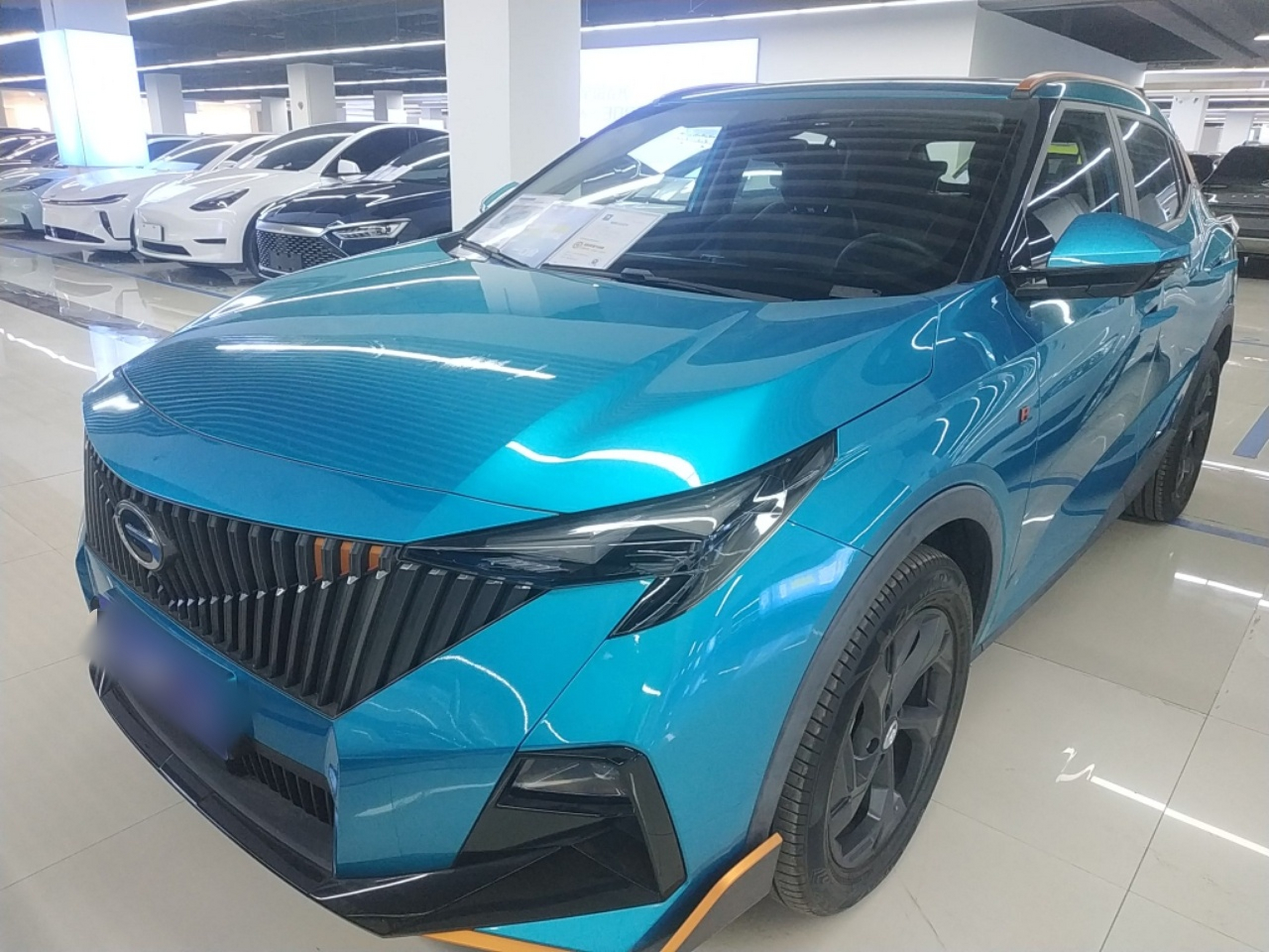 تحت مقدمة السيارة