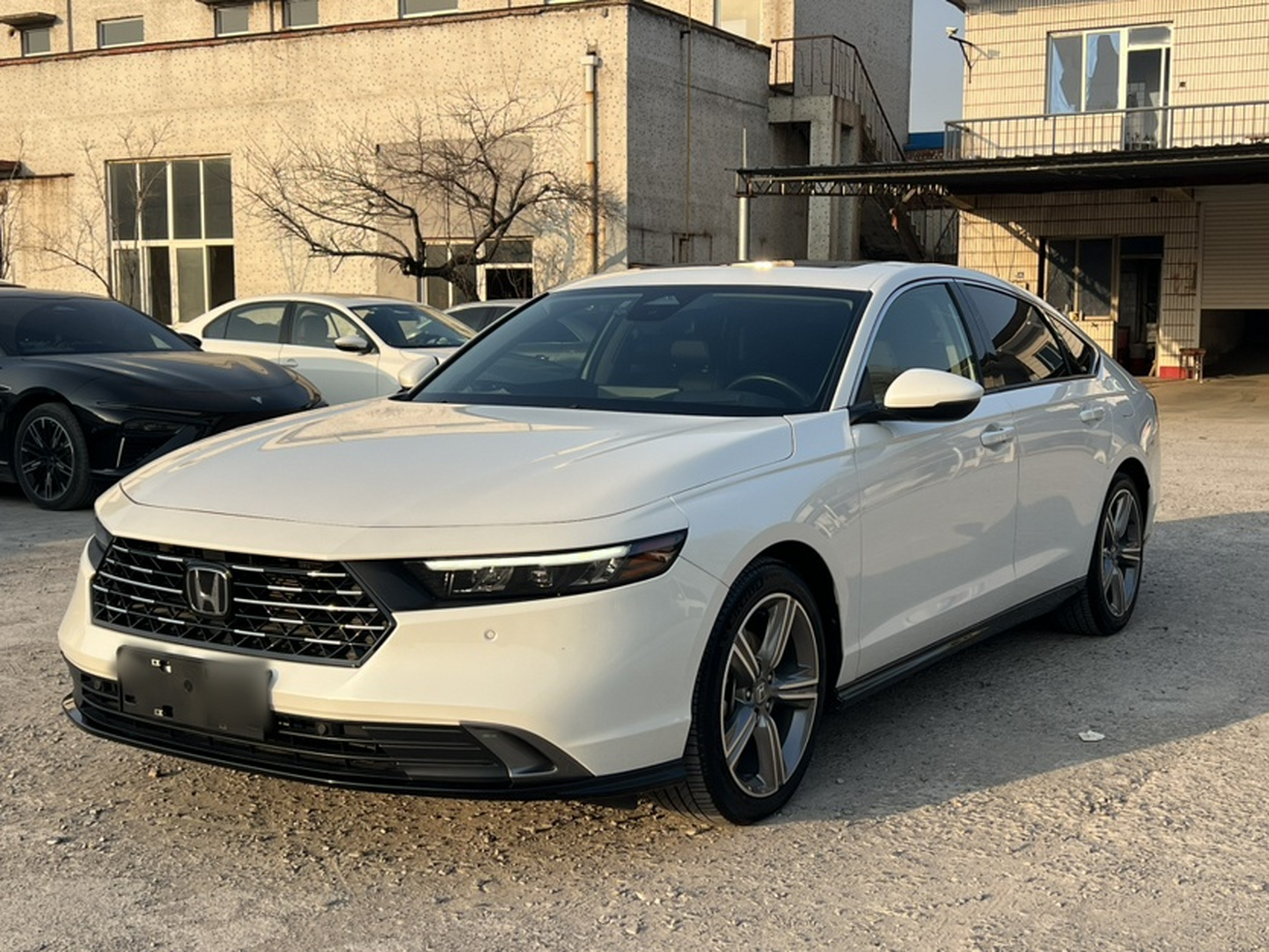 Под передней частью автомобиля