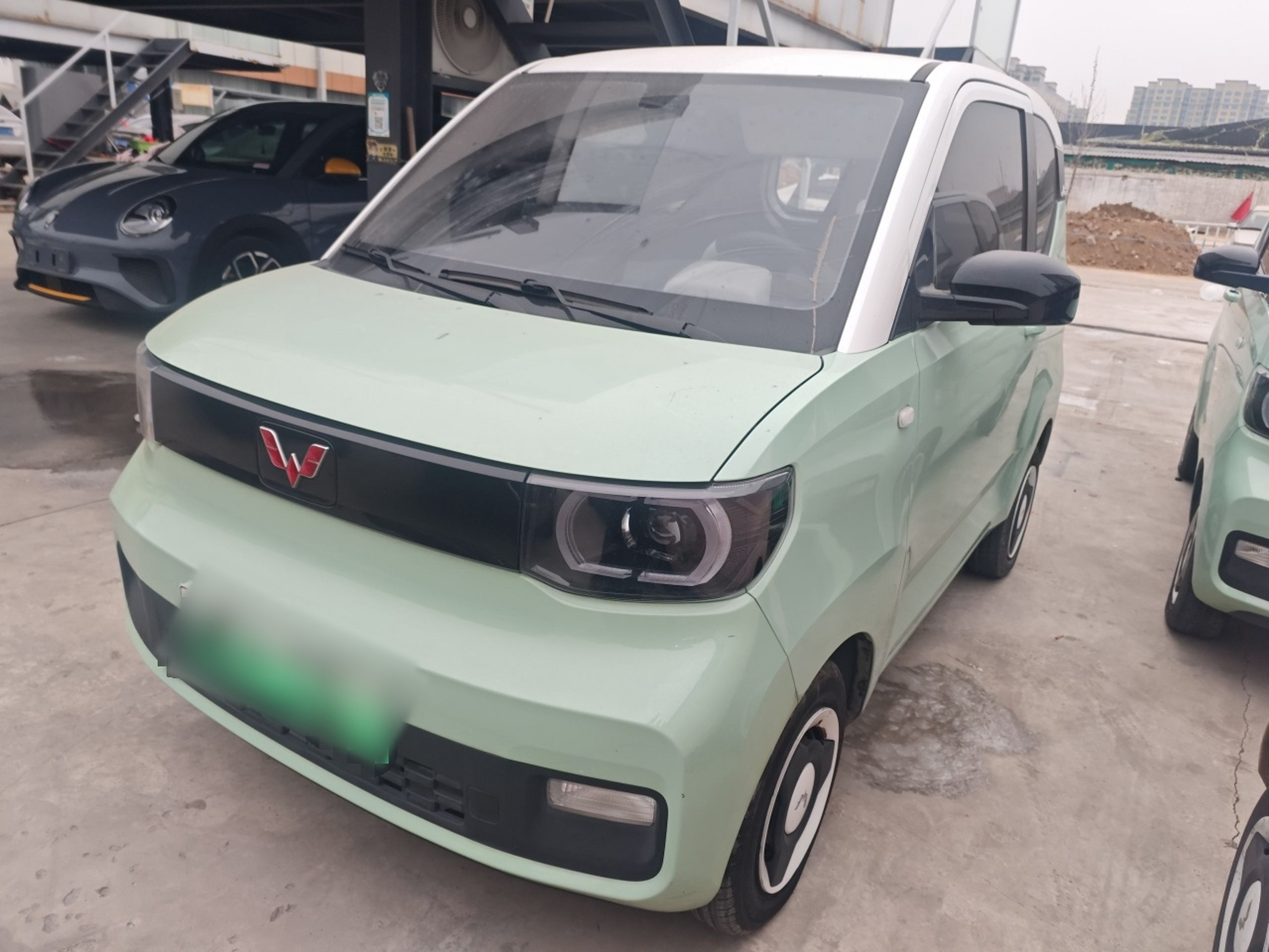 Под передней частью автомобиля