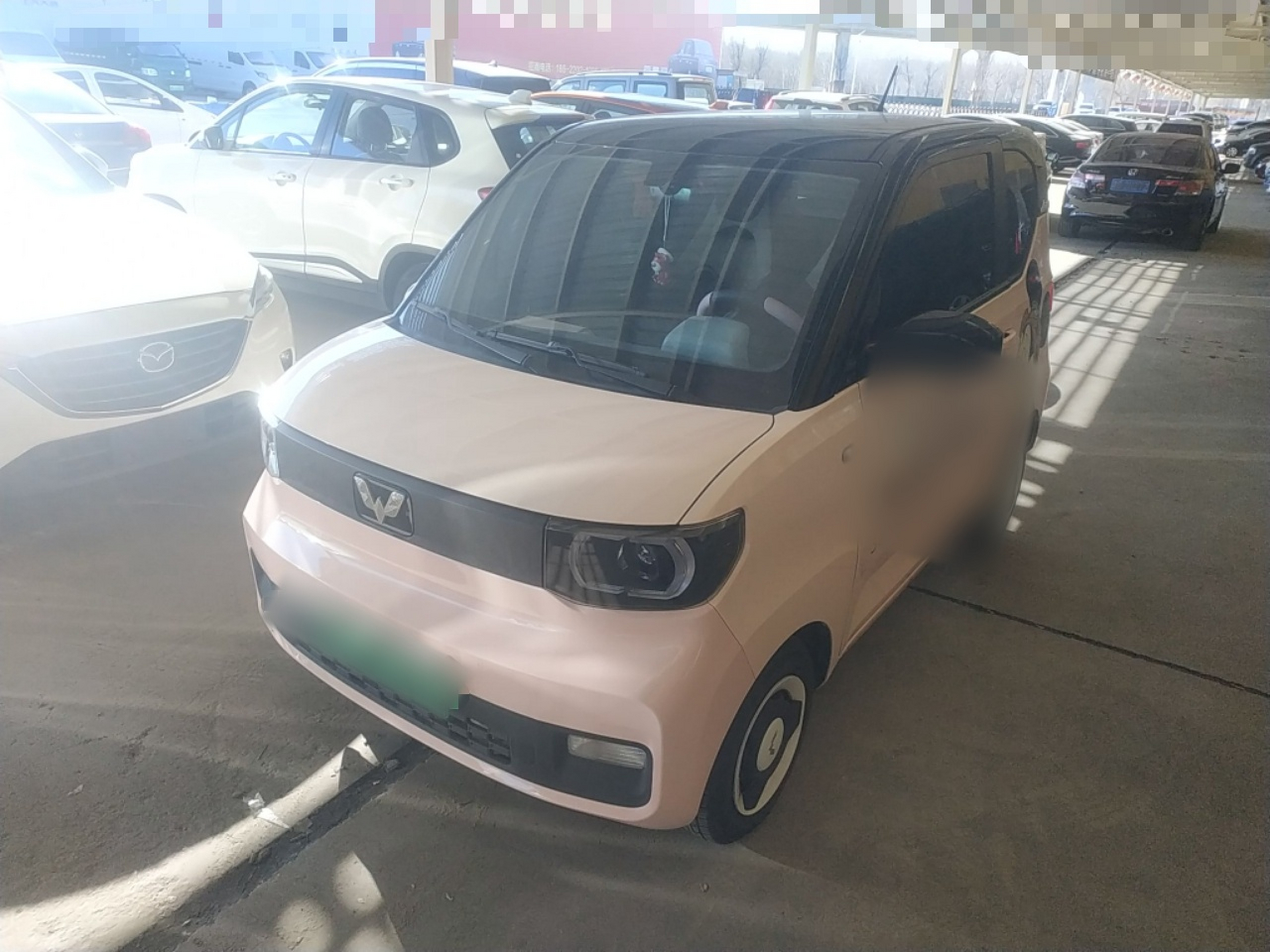 تحت مقدمة السيارة