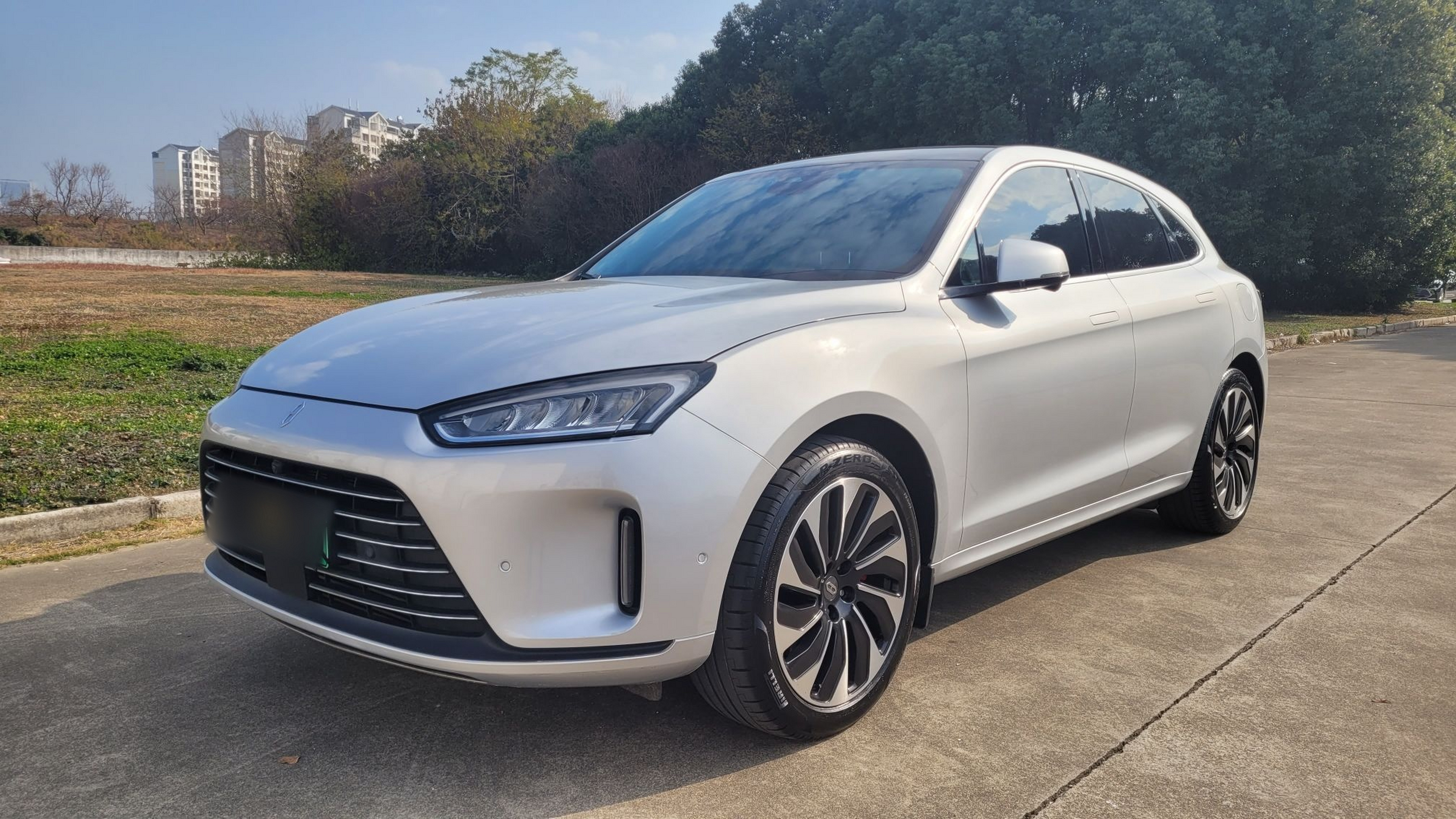 Под передней частью автомобиля