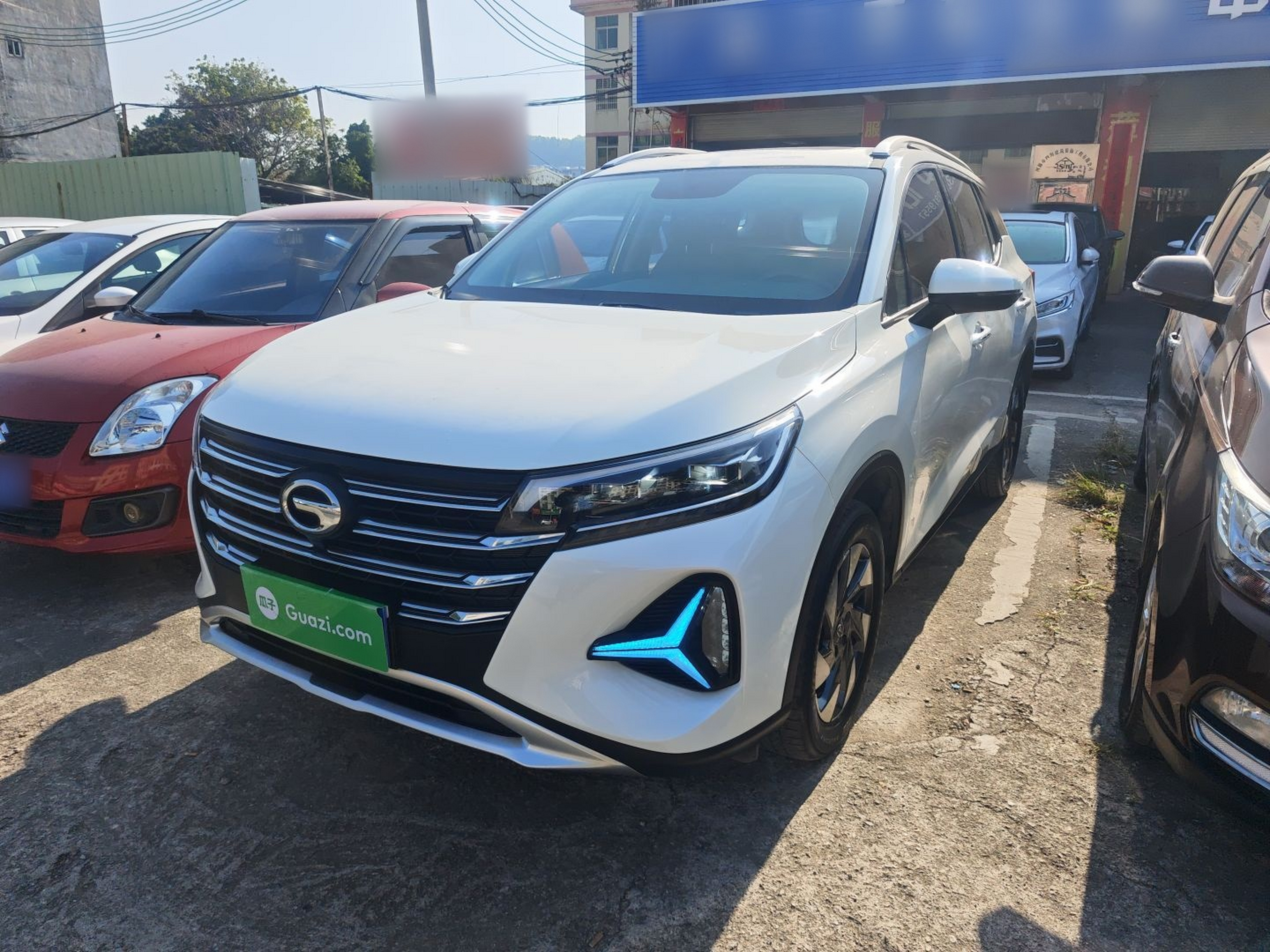 Под передней частью автомобиля