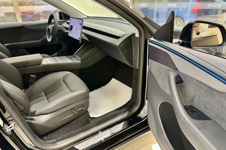 Used Tesla Model Y 2025 Long-Range All-Wheel-Drive Version