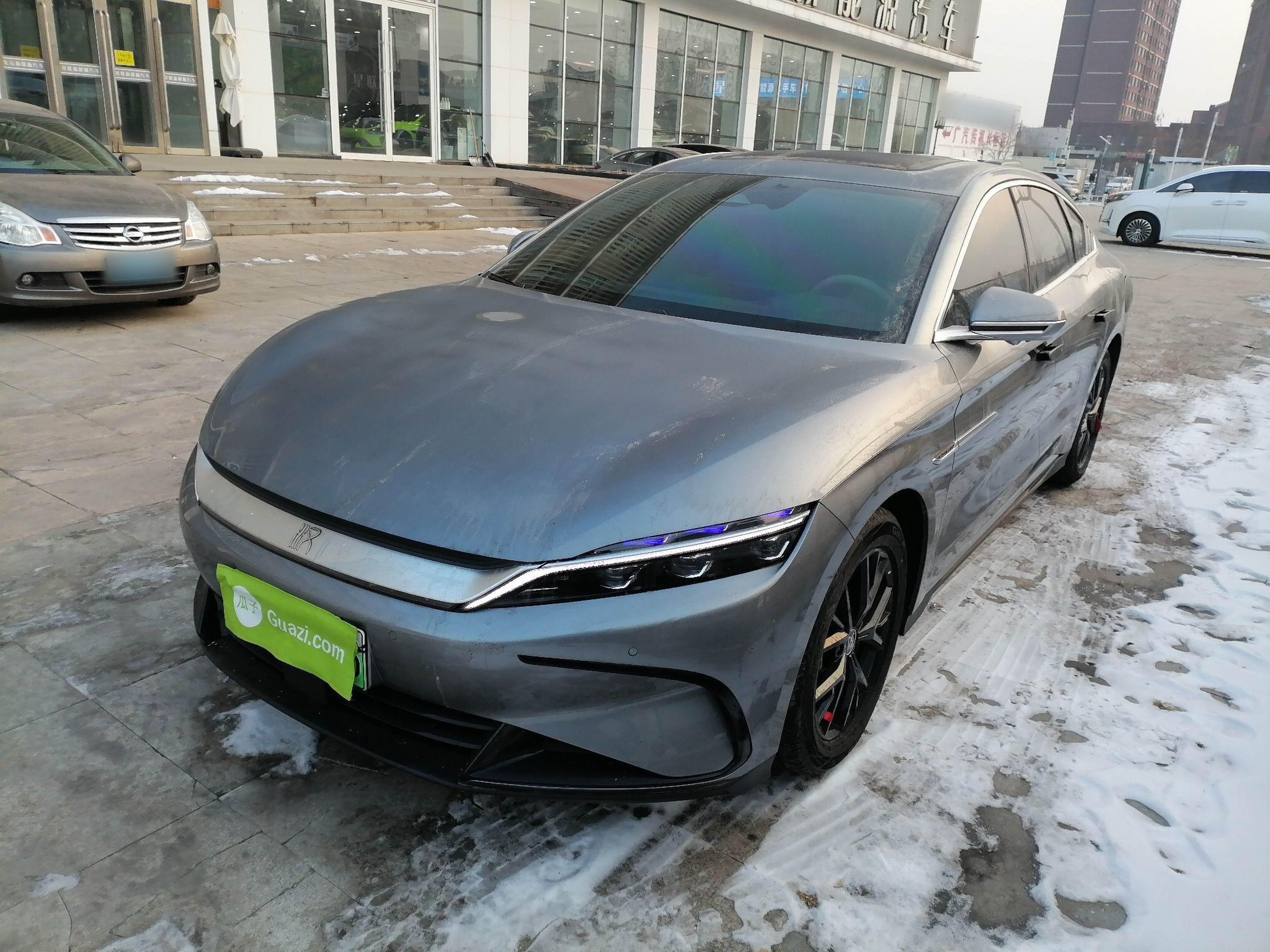 Под передней частью автомобиля