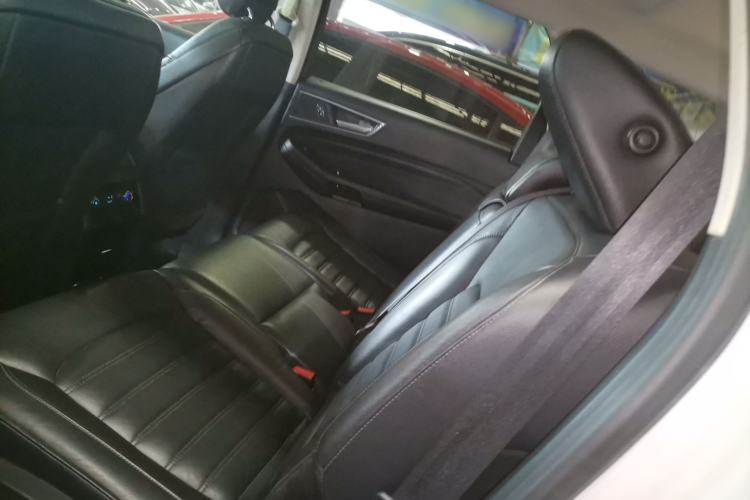 Used Ford Edge 2015 2.0T GTDi Two-Wheel-Drive High-Line Version
