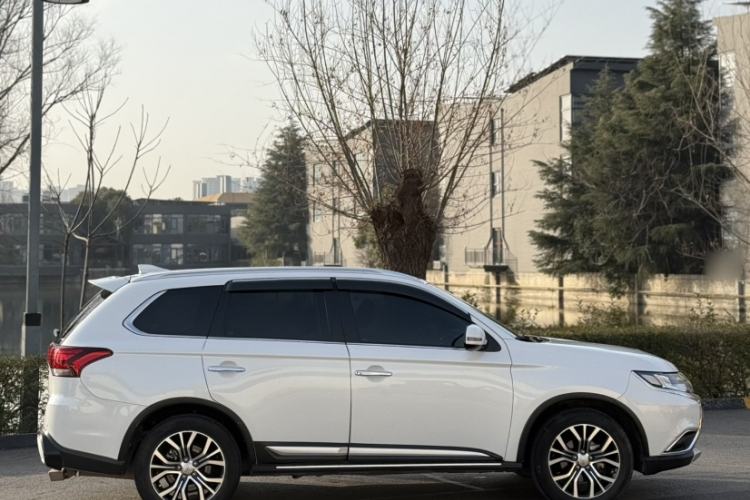 Used Mitsubishi Outlander 2018 2.4L 4x4 Luxury Edition 7-Seater