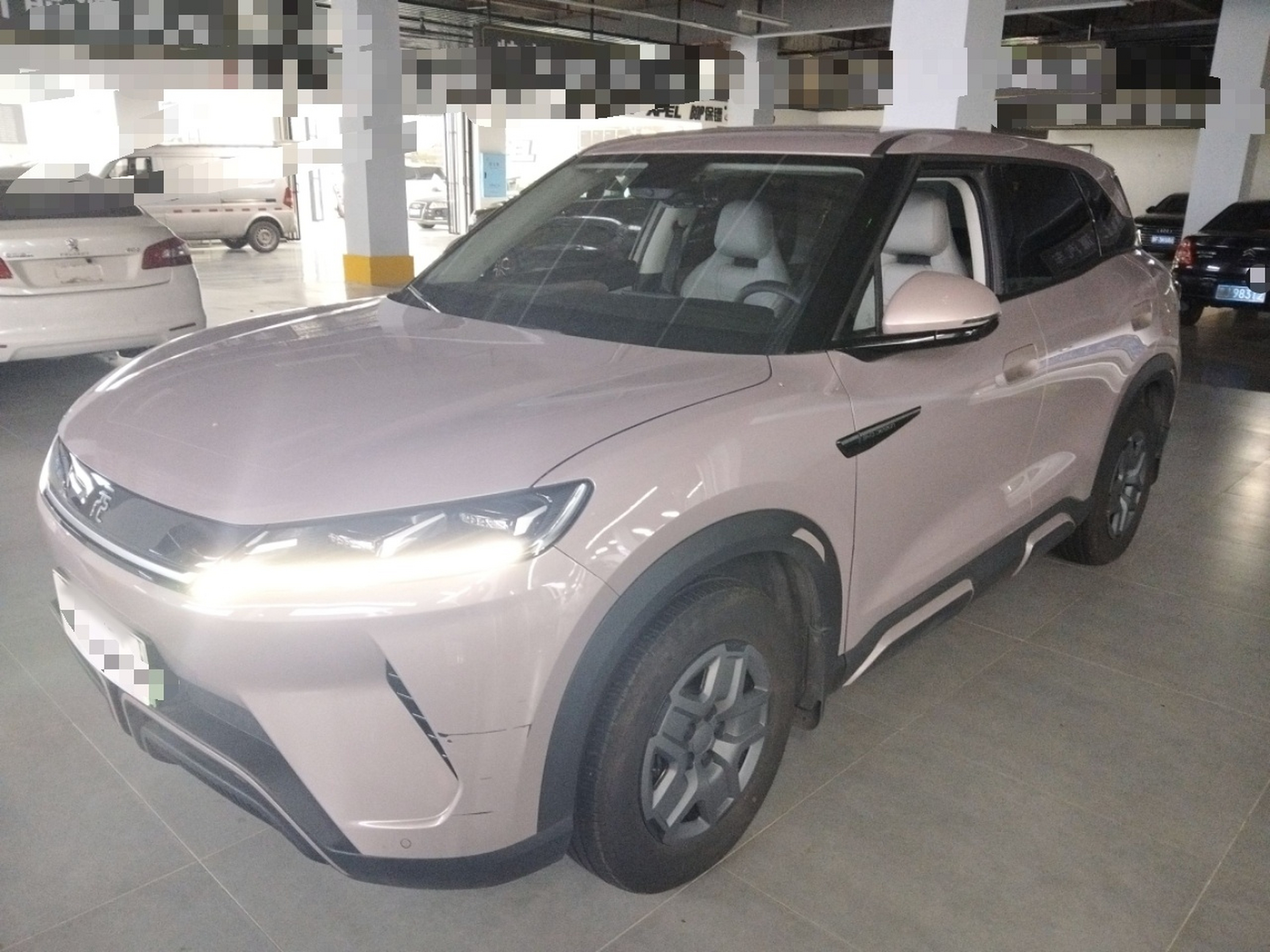 Под передней частью автомобиля