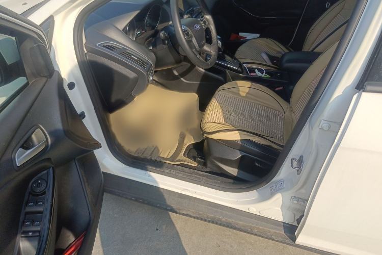 Used Ford Focus 2012 Sedan 1.6L Automatic Fashion Edition
