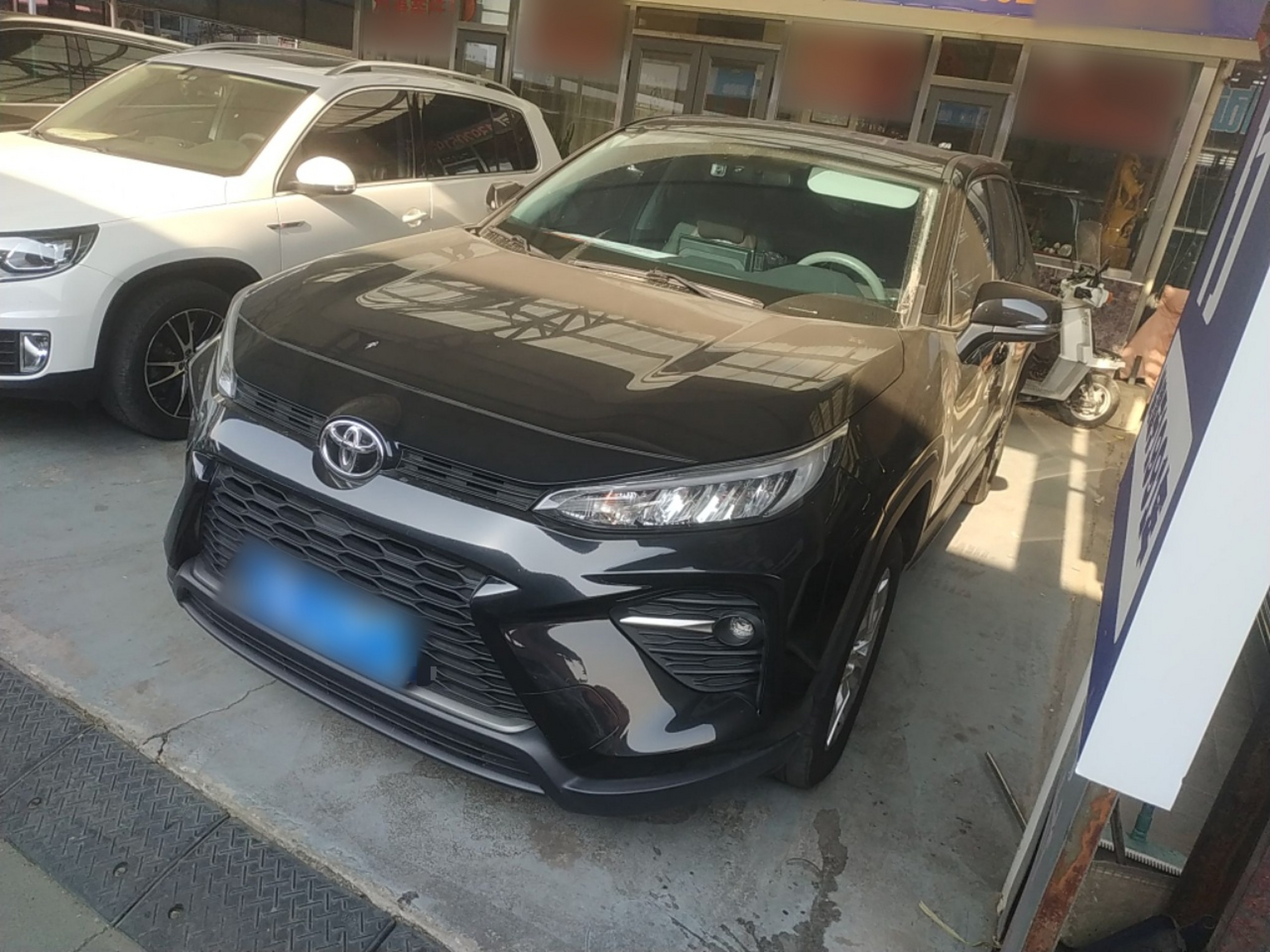 تحت مقدمة السيارة