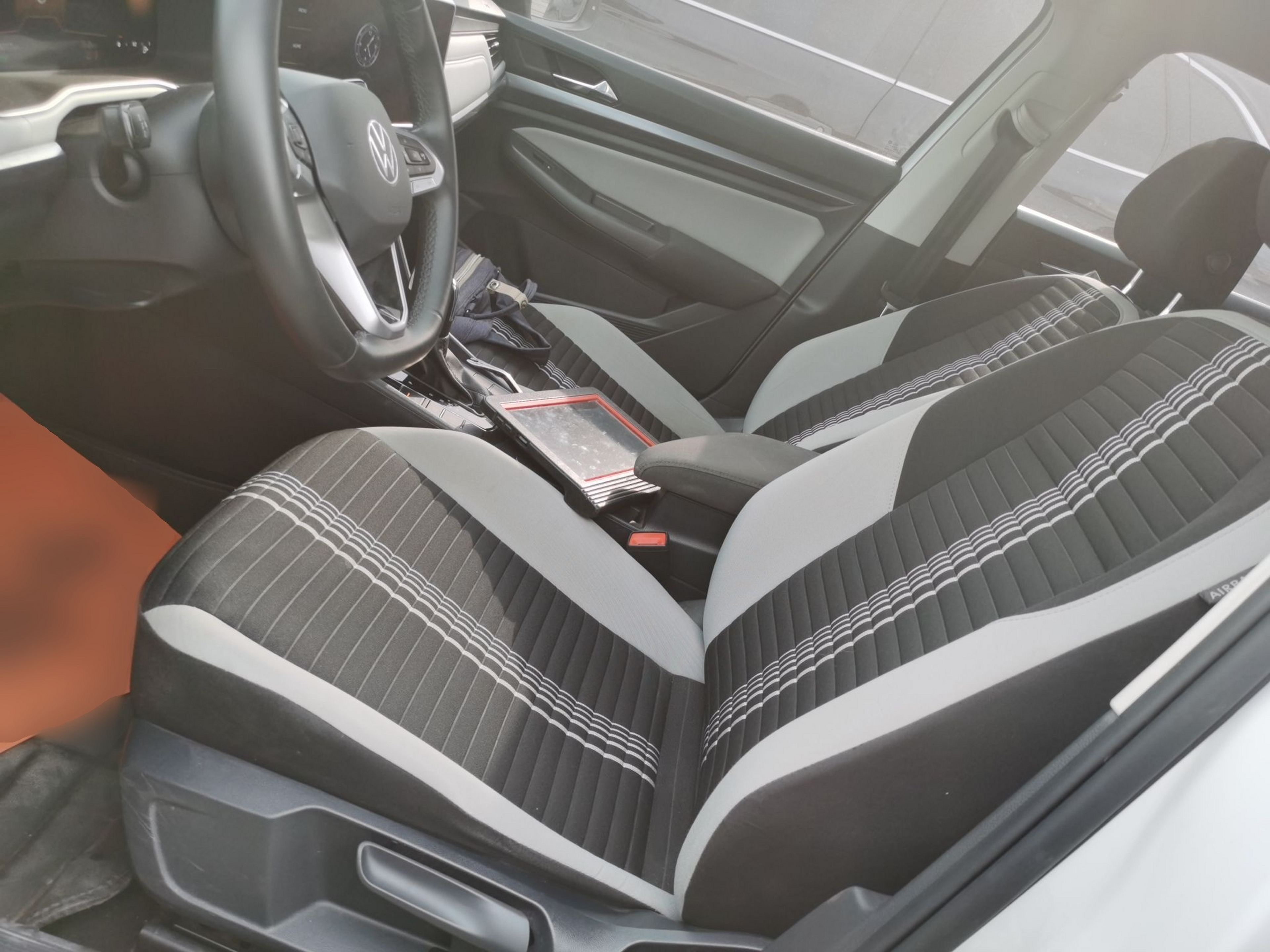 Переднее сиденье в автомобиле