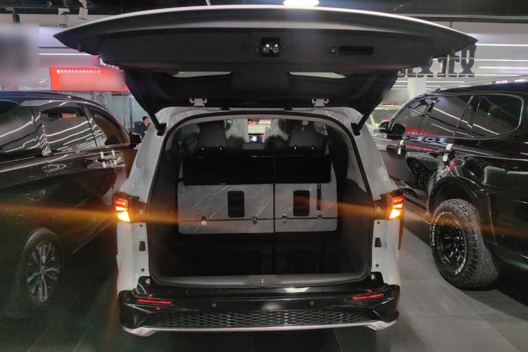 Used Toyota Granvia 2023 2.5L Hybrid Luxury Edition
