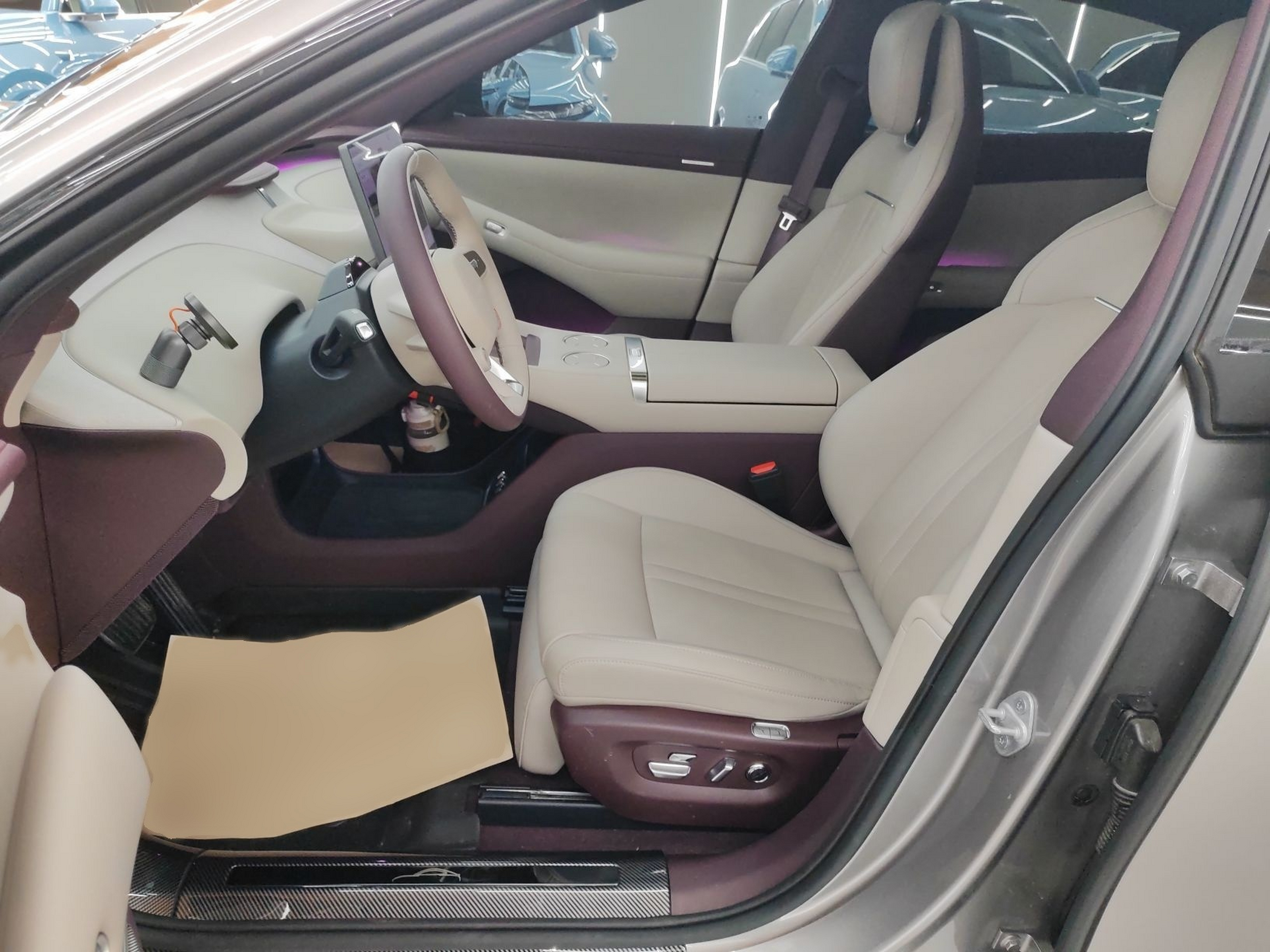 المقاعد الأمامية داخل السيارة