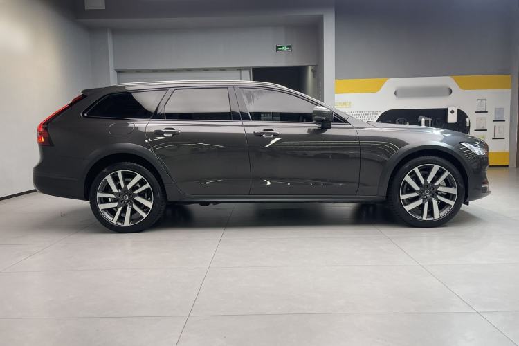 Used Volvo V90 2024 Cross Country B5 AWD Prestige Edition
