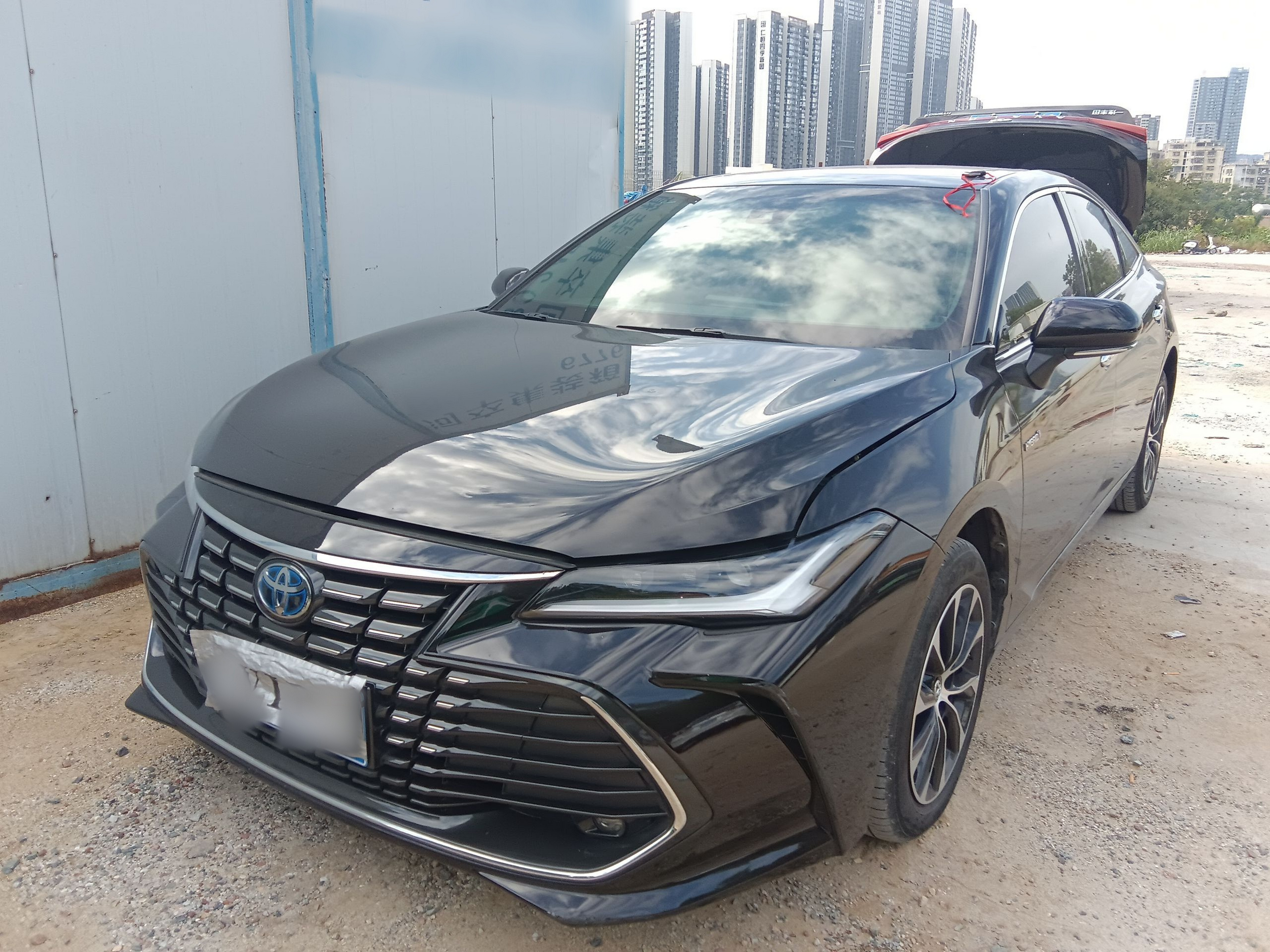 Под передней частью автомобиля