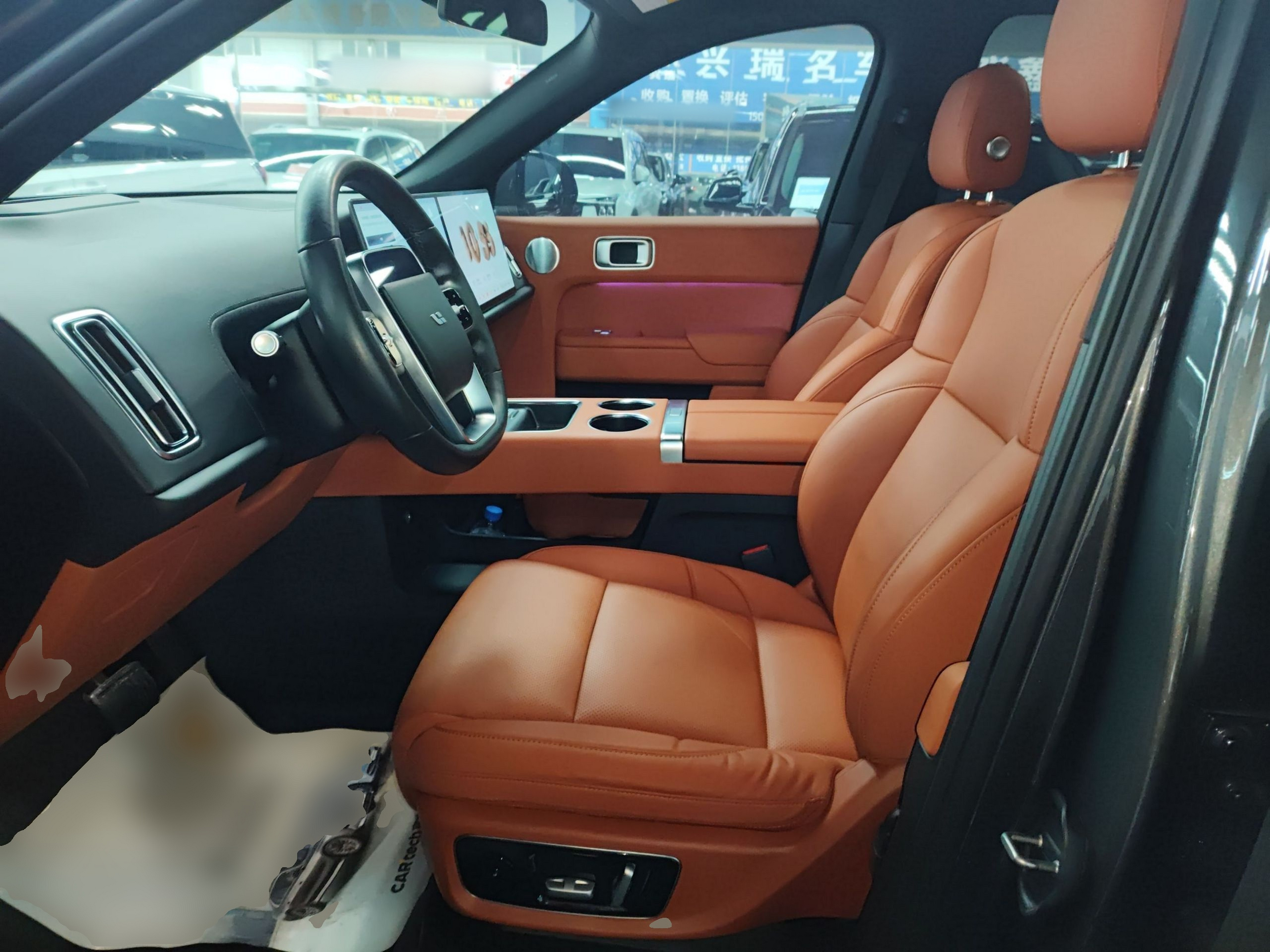 المقاعد الأمامية داخل السيارة