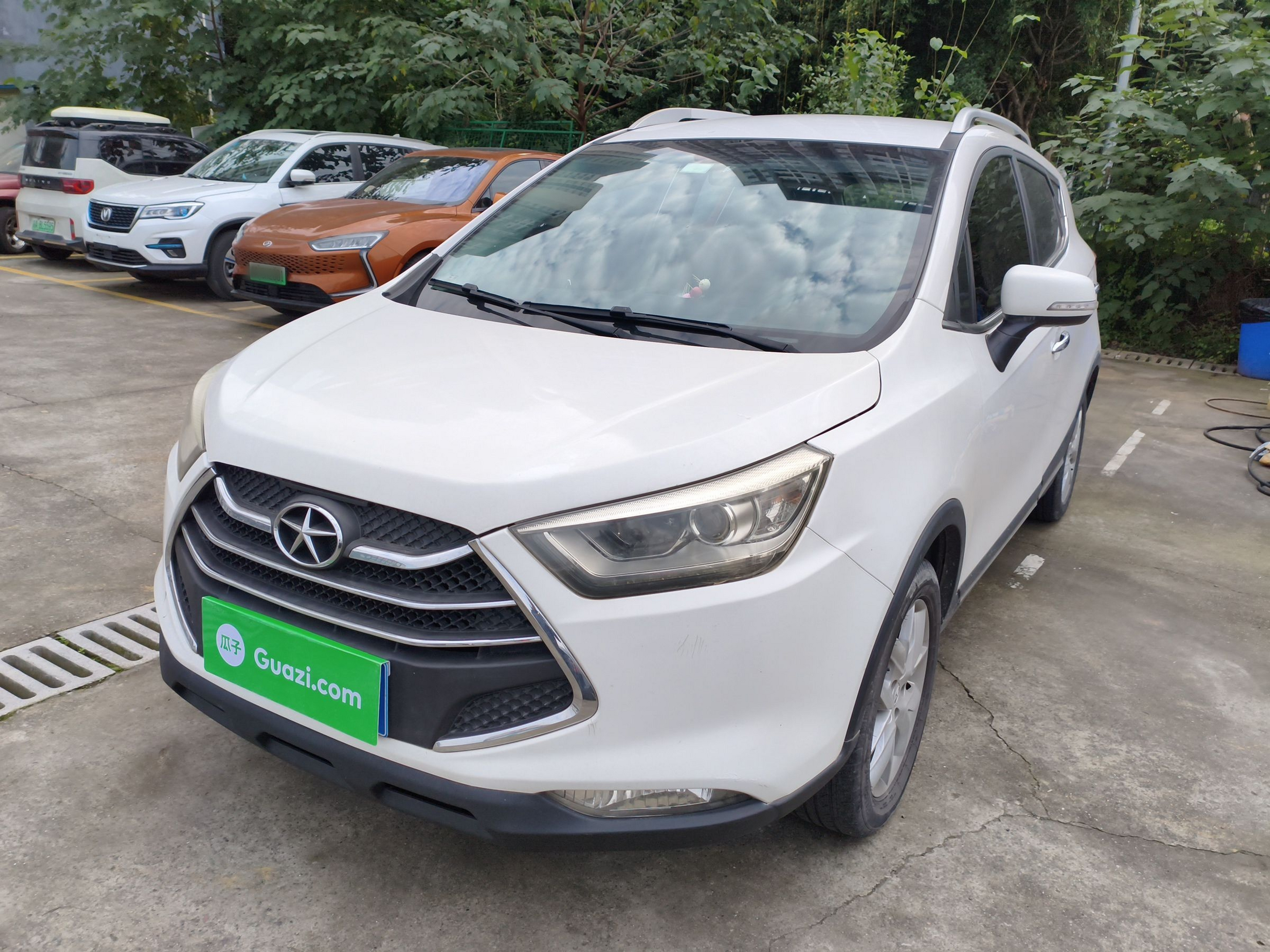 تحت مقدمة السيارة