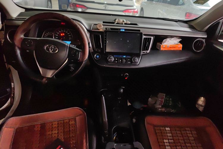 Used Toyota RAV4 2016 2.0L CVT Two-Wheel Drive Fashion Edition China V Standard
