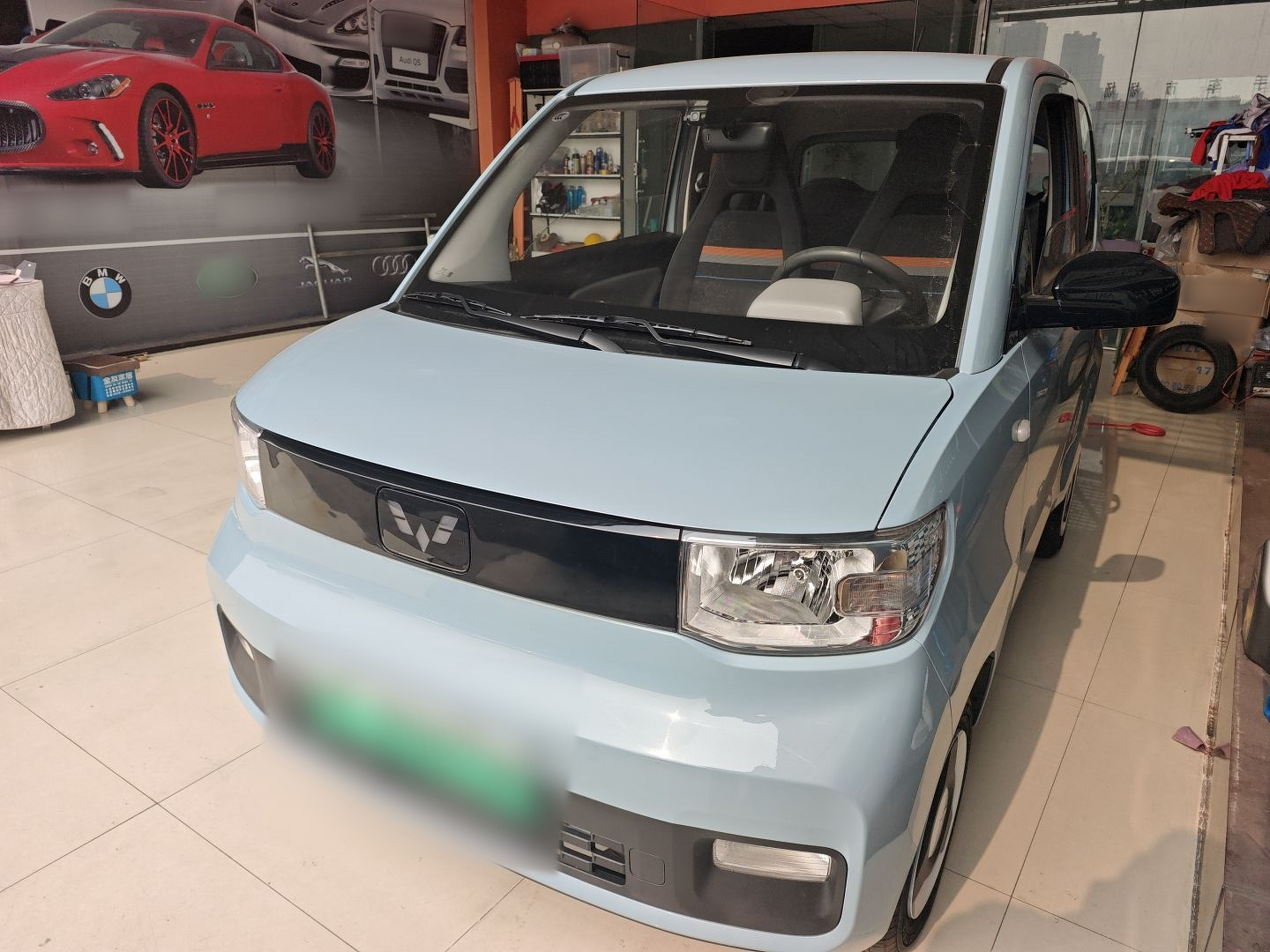 تحت مقدمة السيارة