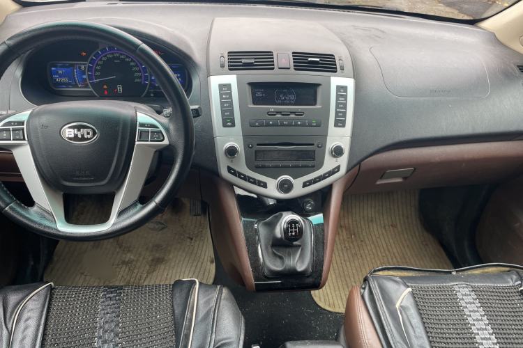 Used BYD S6 2014 2.0L Manual Luxury 5-Seater
