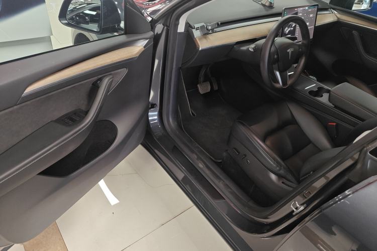 Used Tesla Model Y 2021 Long-Range All-Wheel-Drive Version 3D7