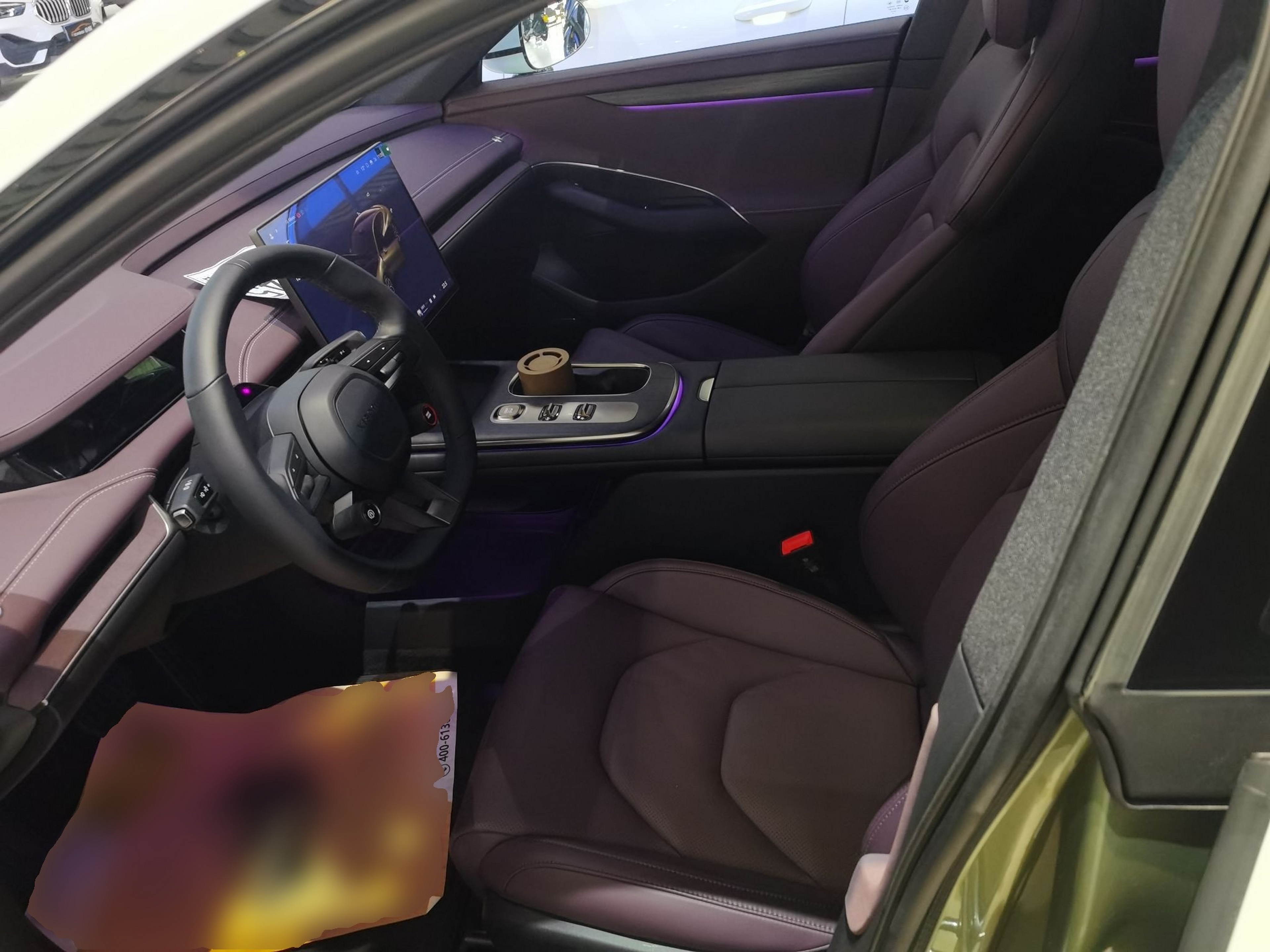 المقاعد الأمامية داخل السيارة