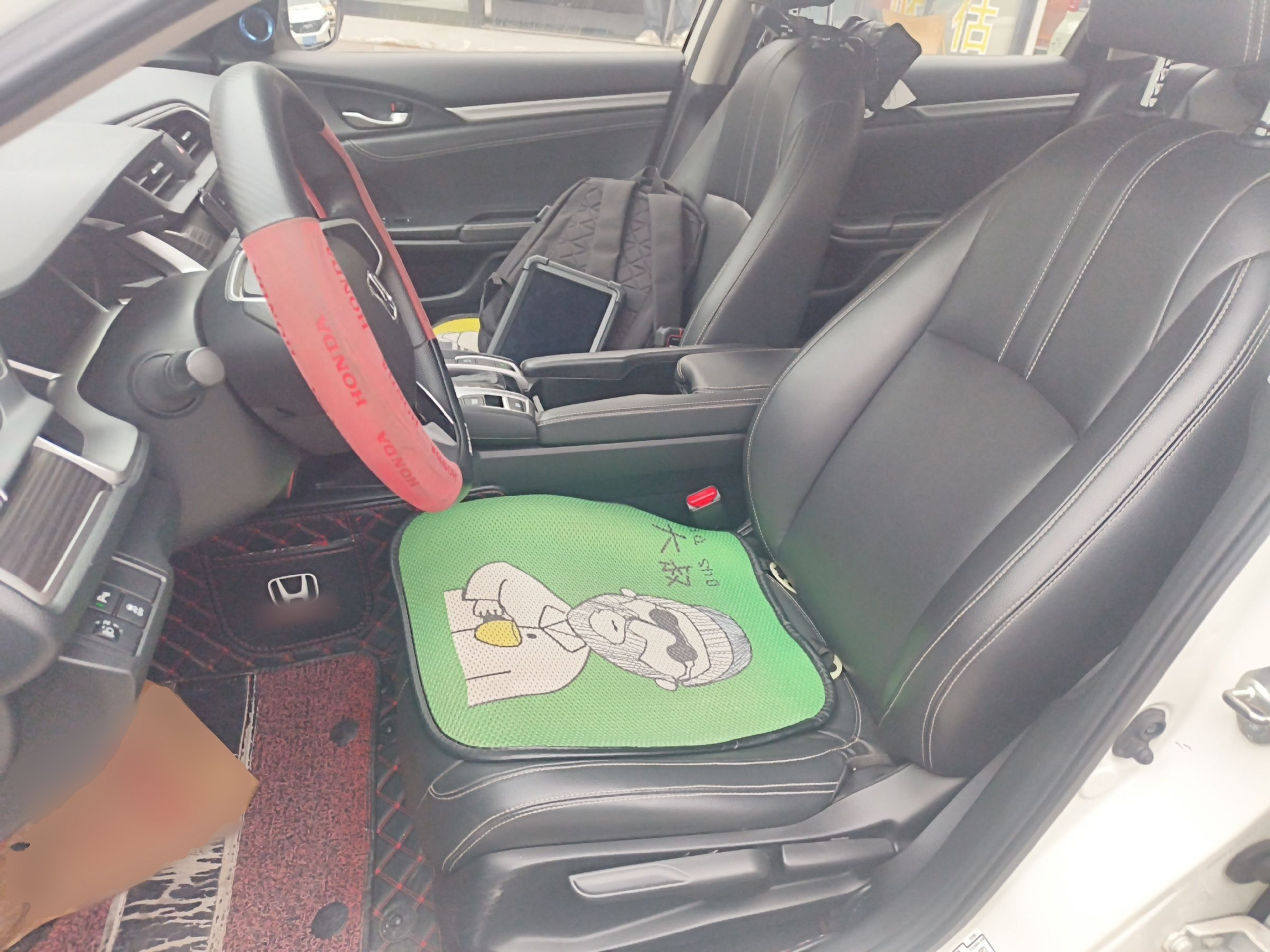 Переднее сиденье в автомобиле