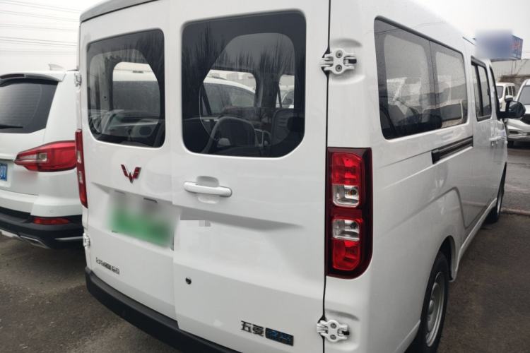 Used Wuling Yangguang 2024 300KM Comfort Version Passenger Van 75kW
