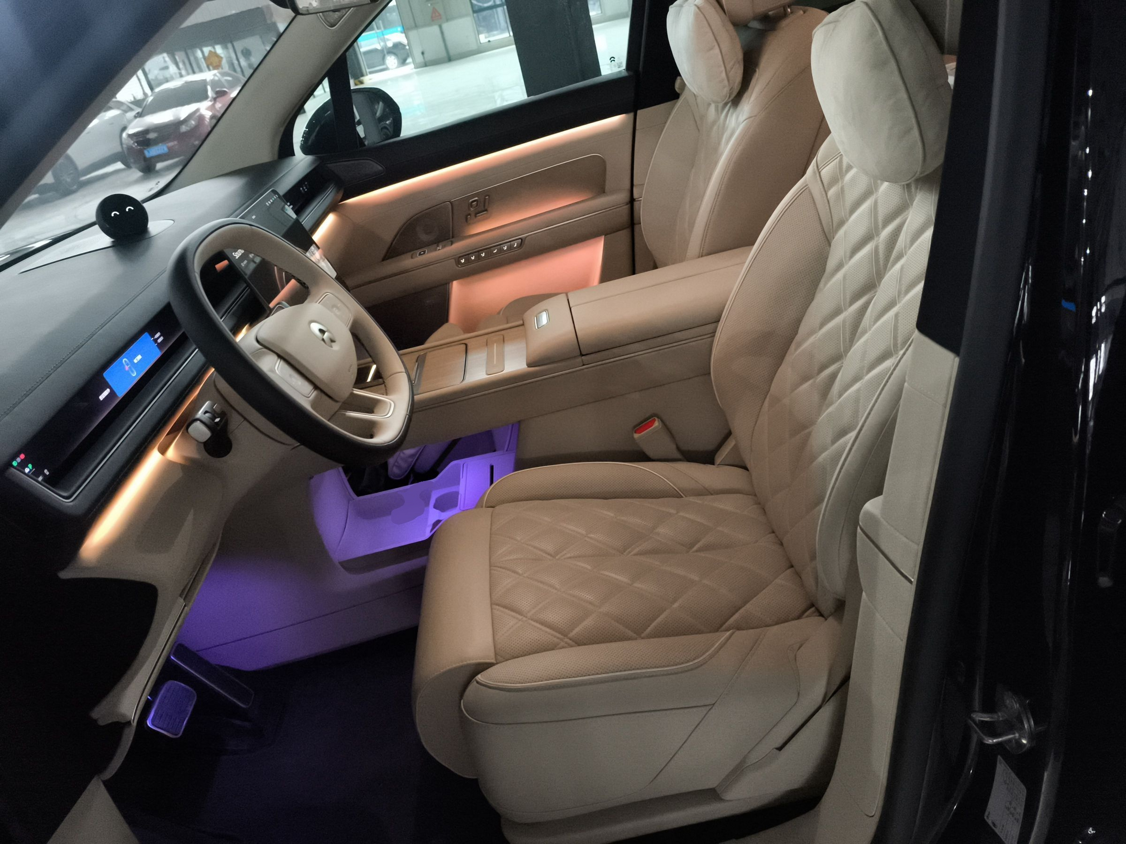 المقاعد الأمامية داخل السيارة