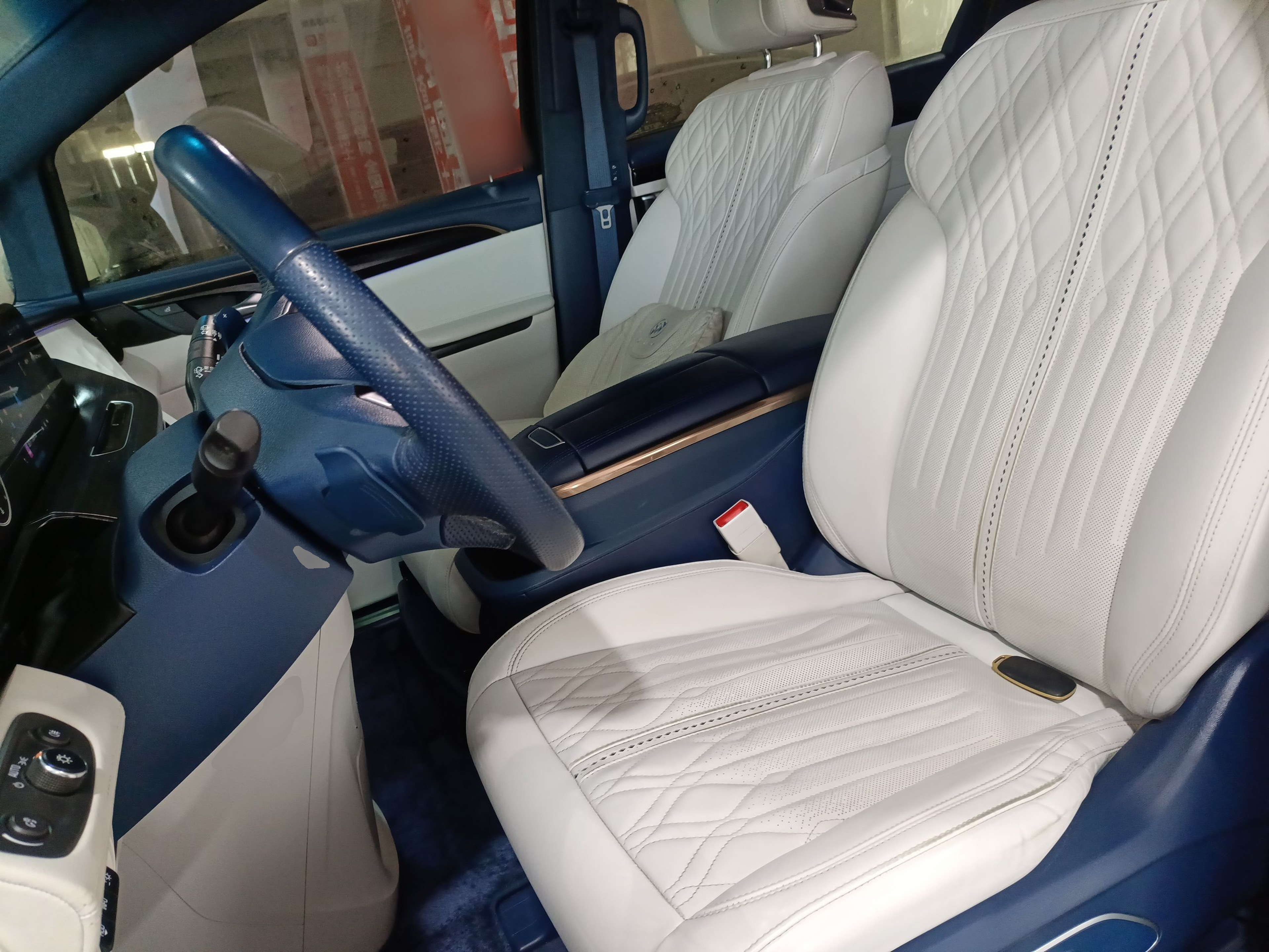 المقاعد الأمامية داخل السيارة