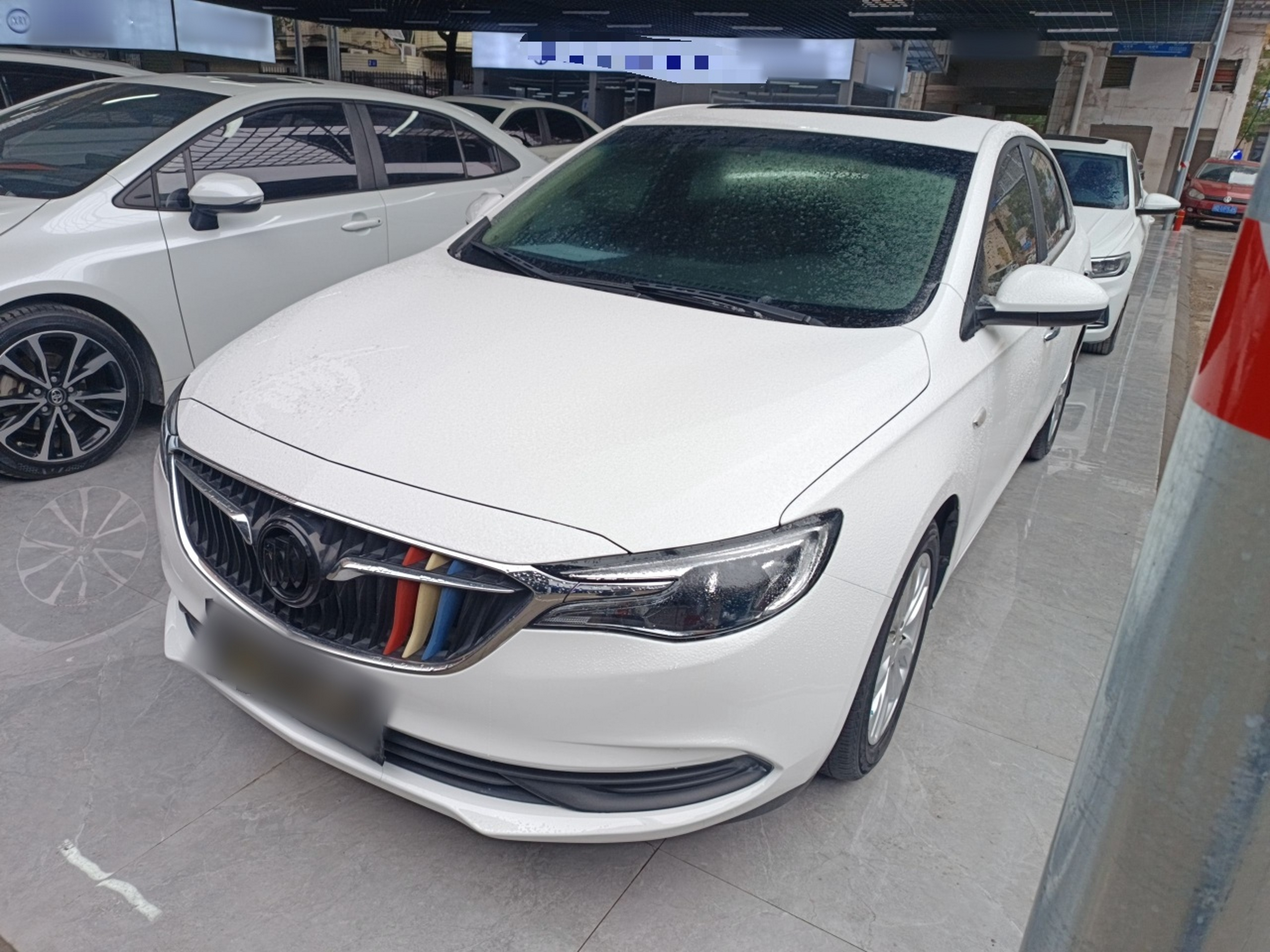 تحت مقدمة السيارة