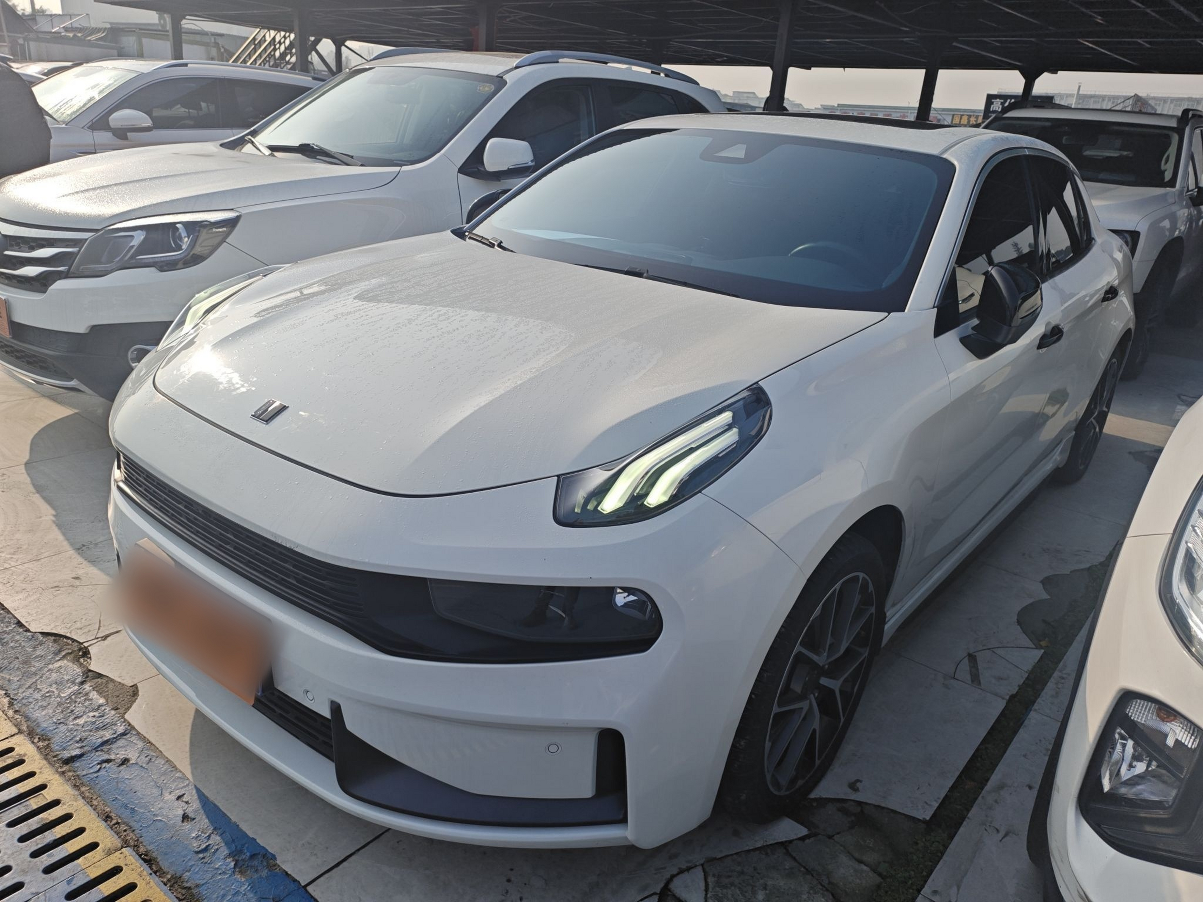 Под передней частью автомобиля