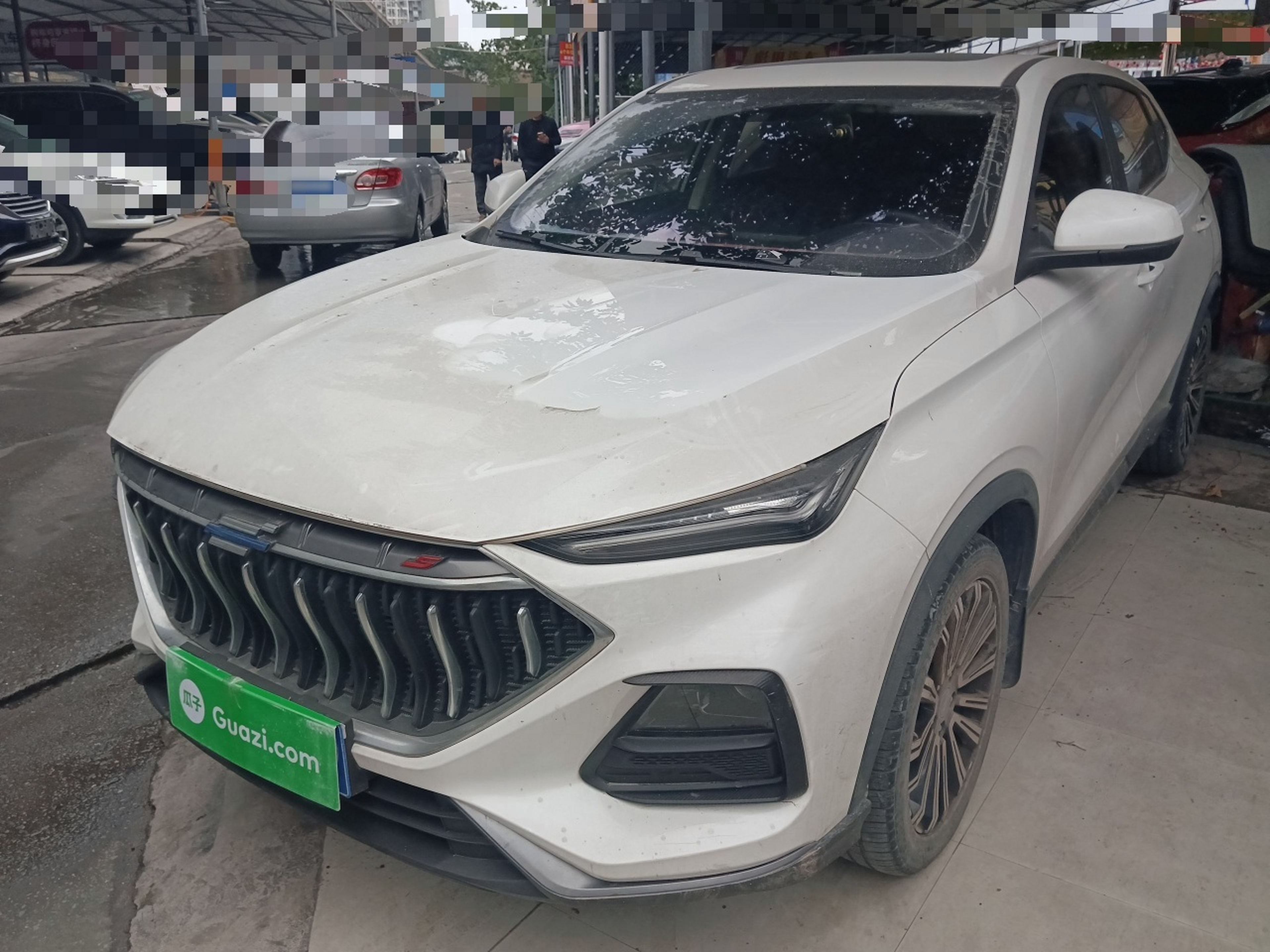 Под передней частью автомобиля