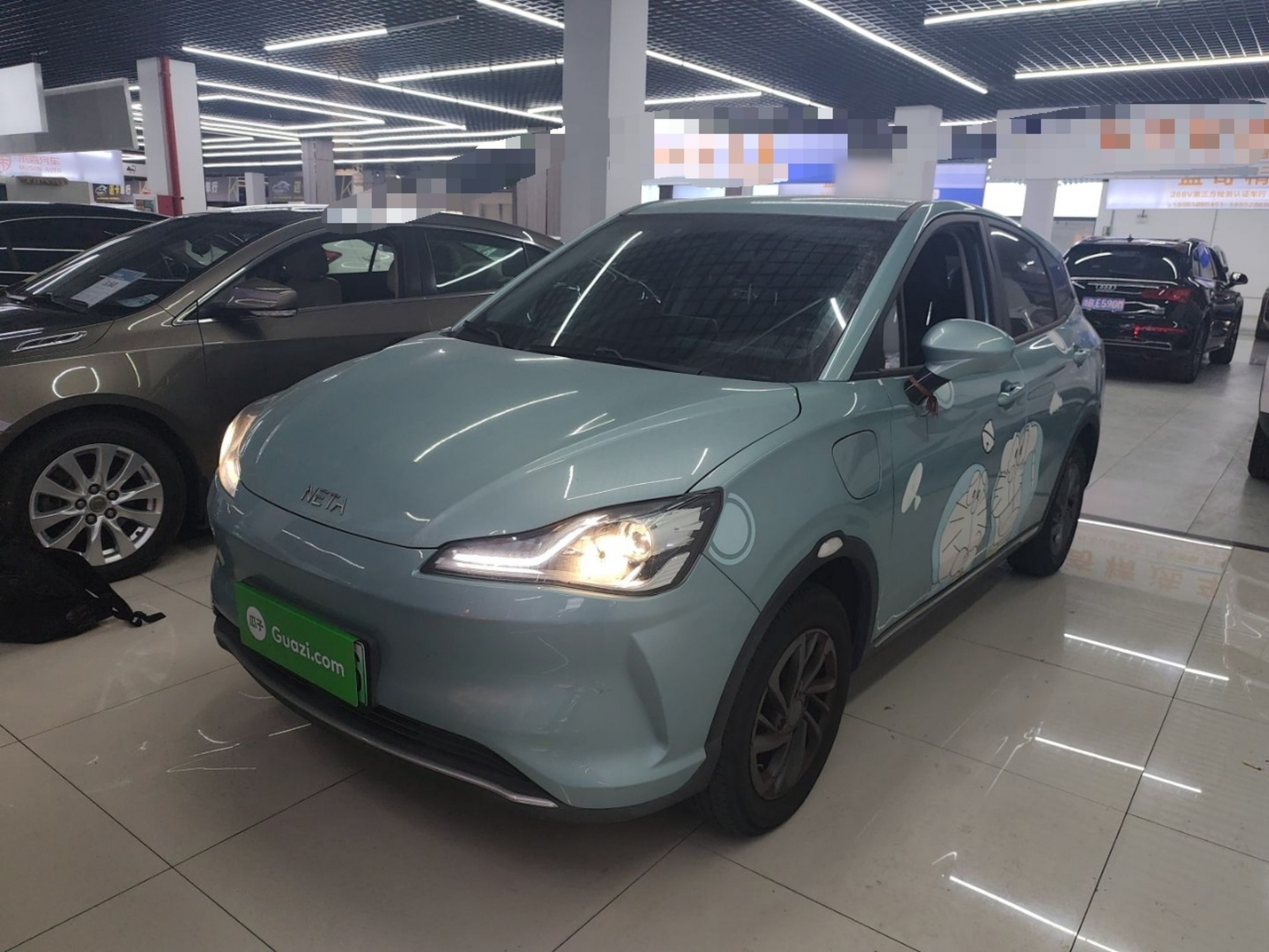 تحت مقدمة السيارة