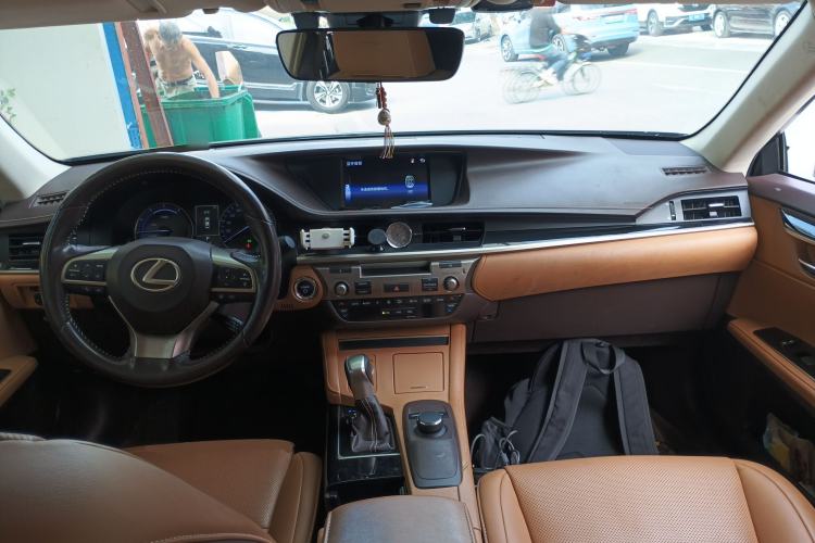 Used Lexus ES 2015 300h Comfort Edition
