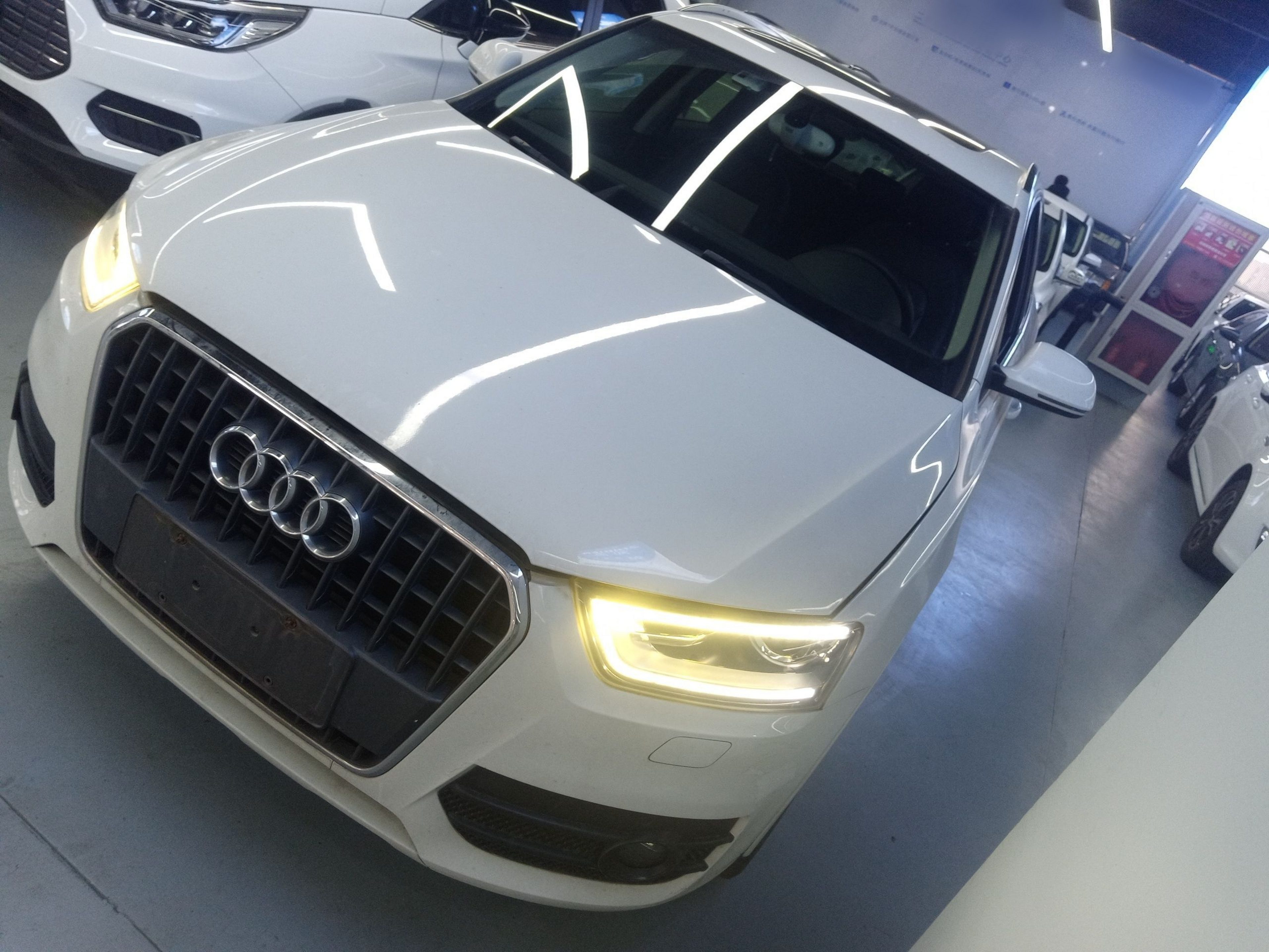 تحت مقدمة السيارة