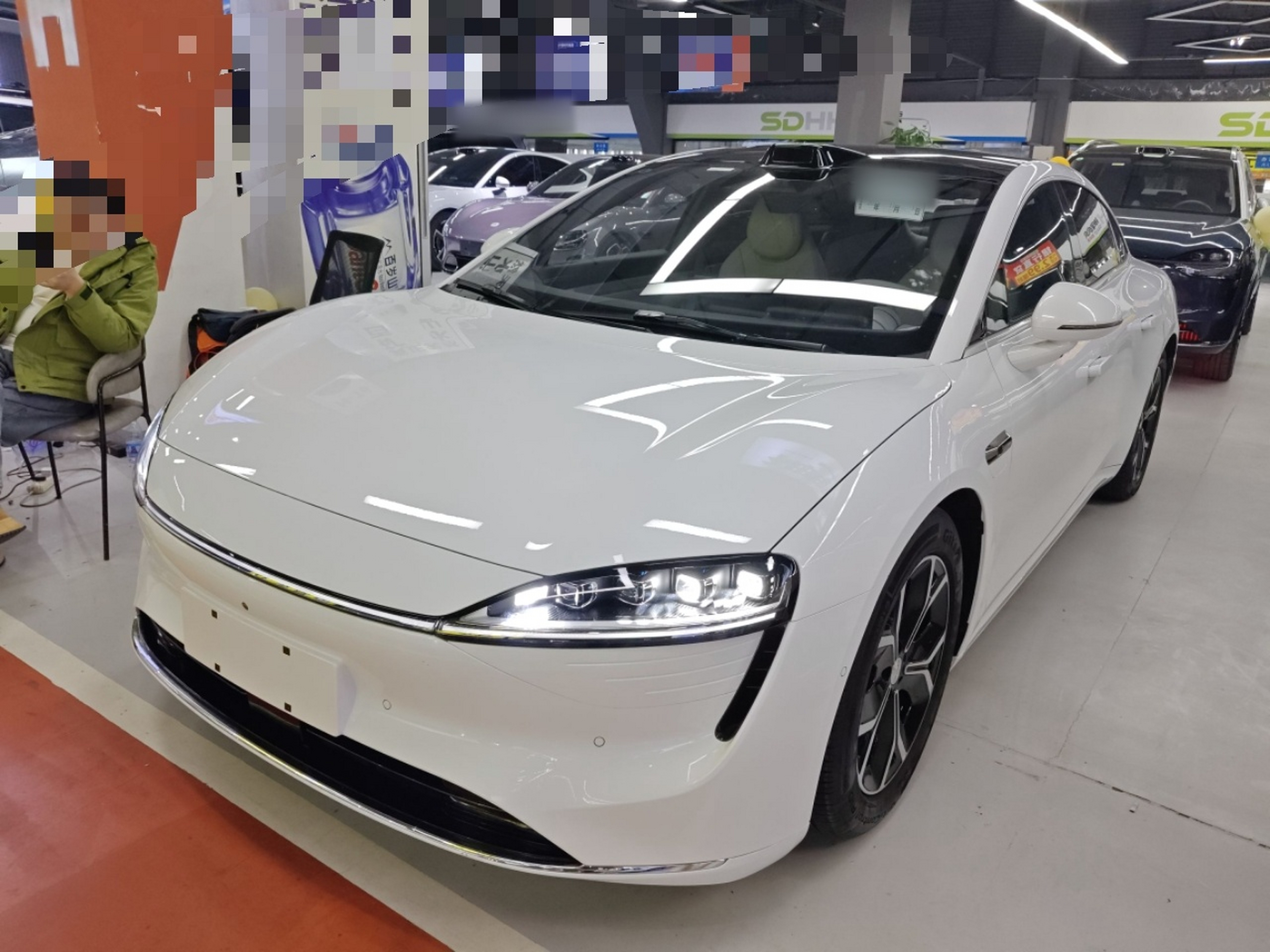 تحت مقدمة السيارة