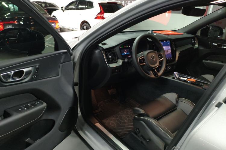 Used Volvo XC60 New Energy 2025 Plug-in Hybrid Long-Range All-Wheel Drive Zhiyuan Sport Edition
